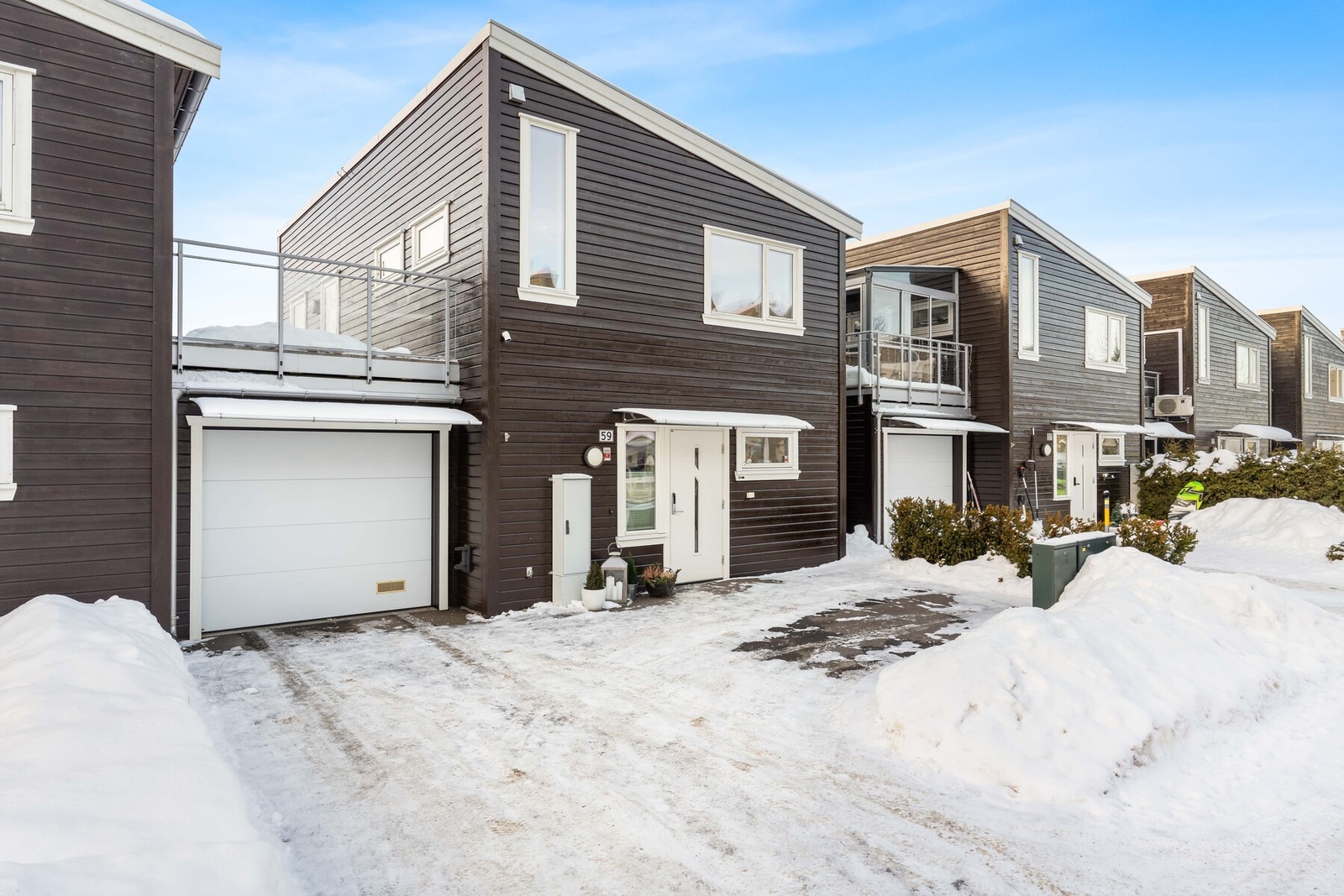 Boligen har parkering i egen garasje, i tillegg til 2 stk. biloppstillingsplasser på egen tomt. Galleribilde