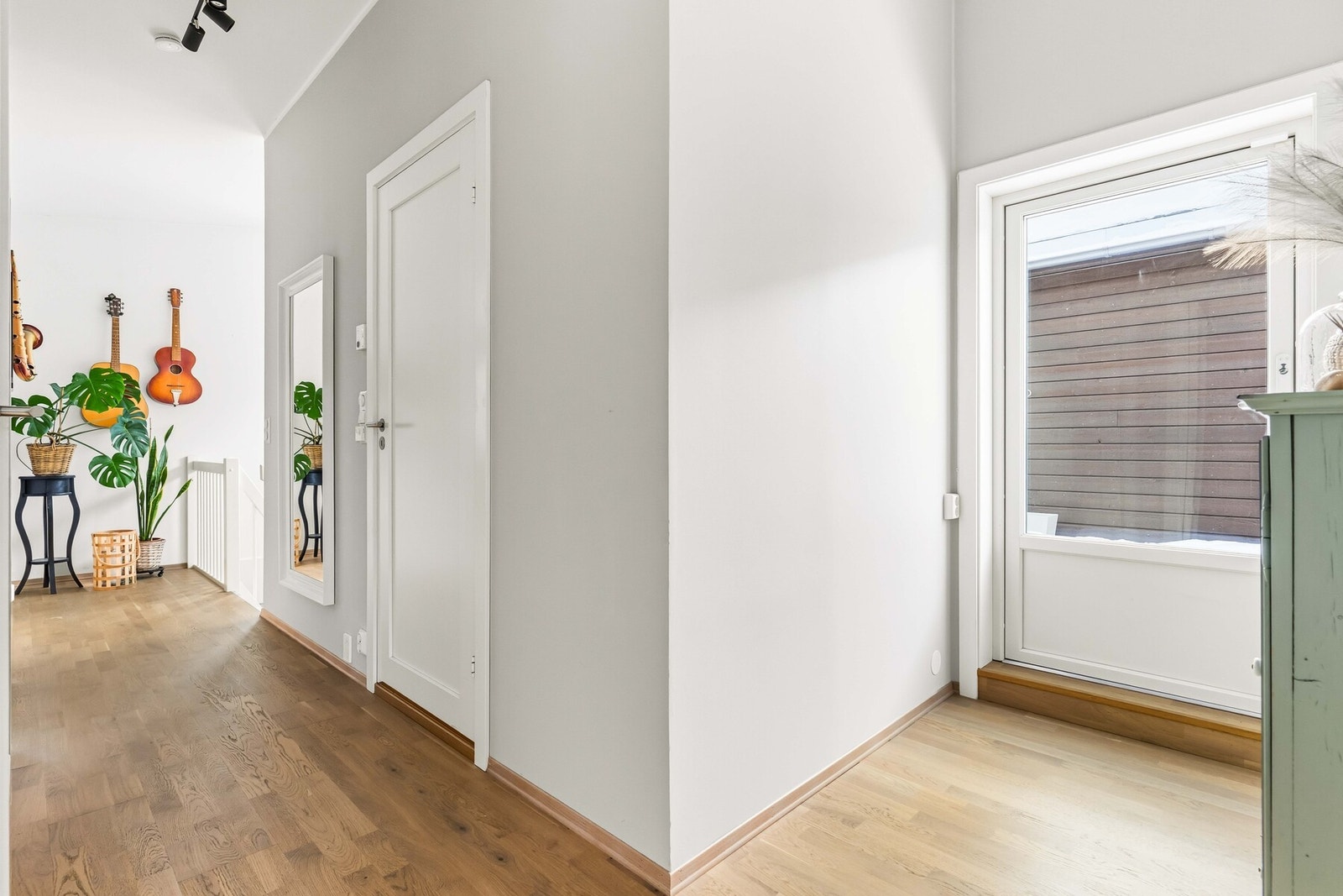 Gang i 2. etasje med terrassedør ut til takterrassen. Galleribilde