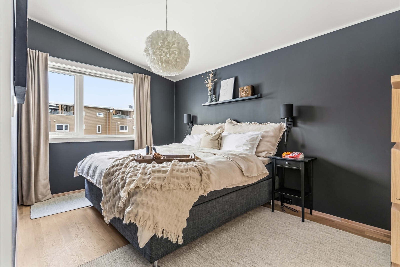 Hovedsoveromet har malte slette veggflater, lyspigmentert parkett på gulv og en flott takhøyde. Galleribilde