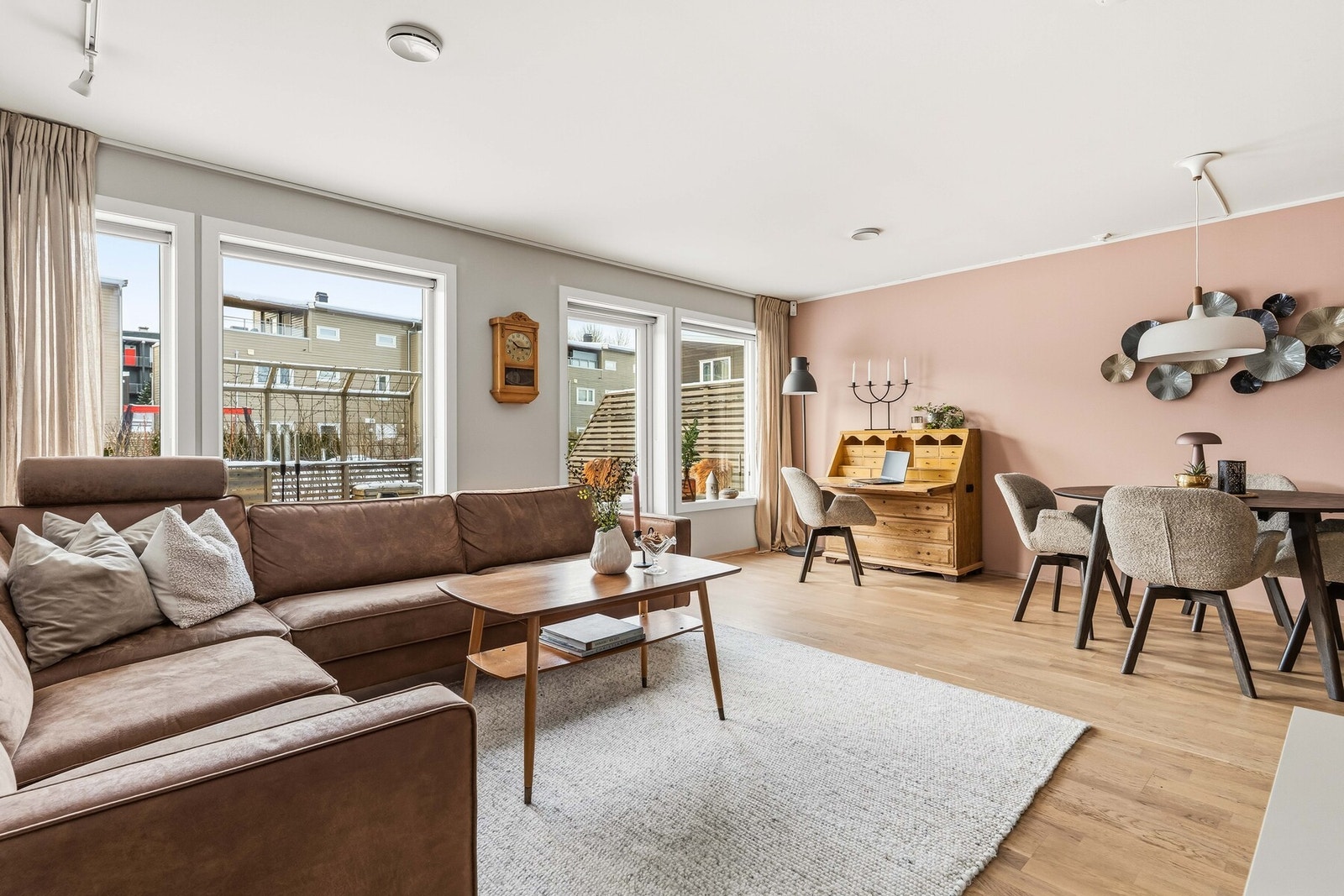 Delikat stue med store vindusflater og peisovn! Galleribilde