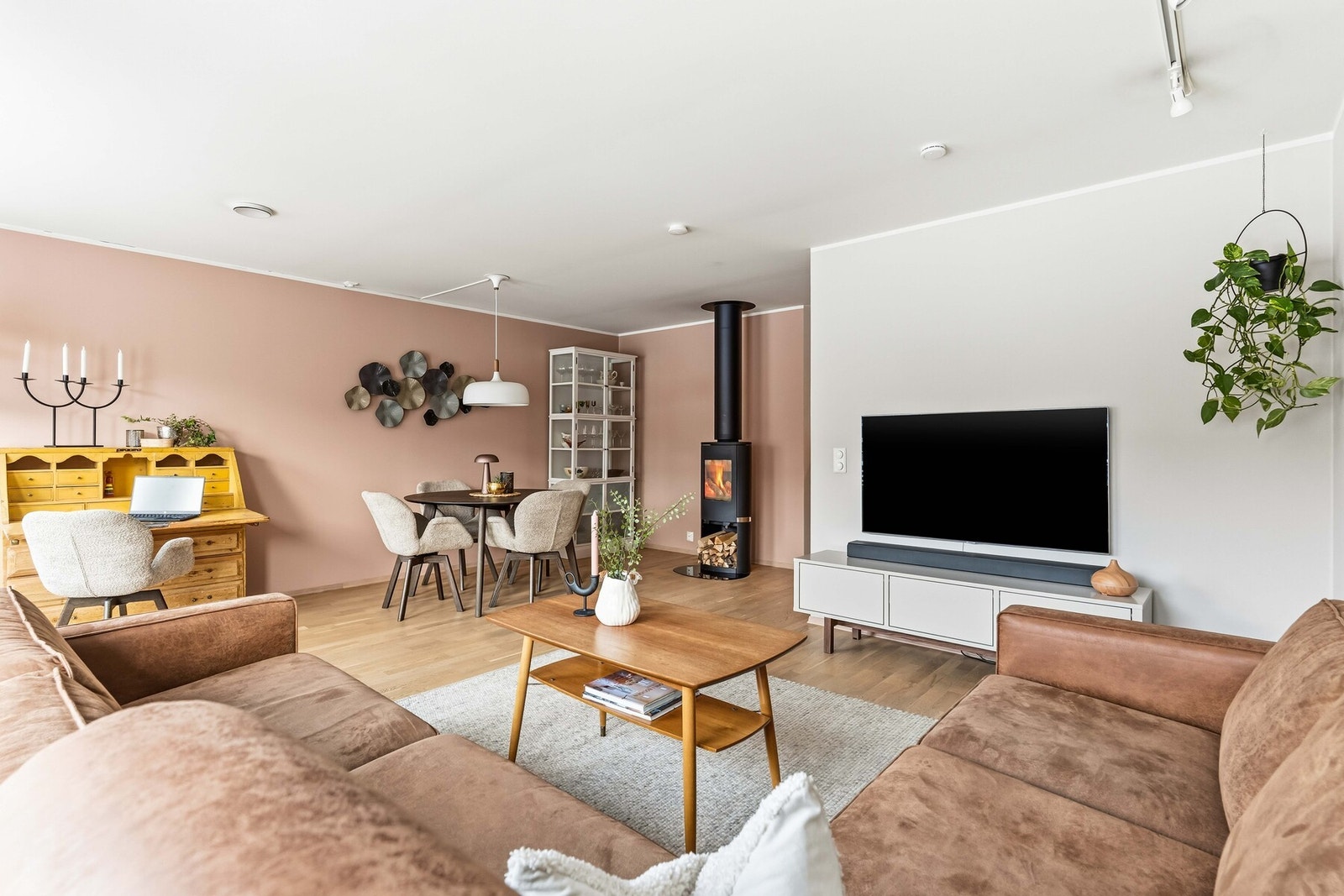 Den åpne stuen fremstår som meget innbydende i delikate tidsriktige fargevalg. I stuen er det god plass til sofaløsning med tilhørende møblement. Galleribilde