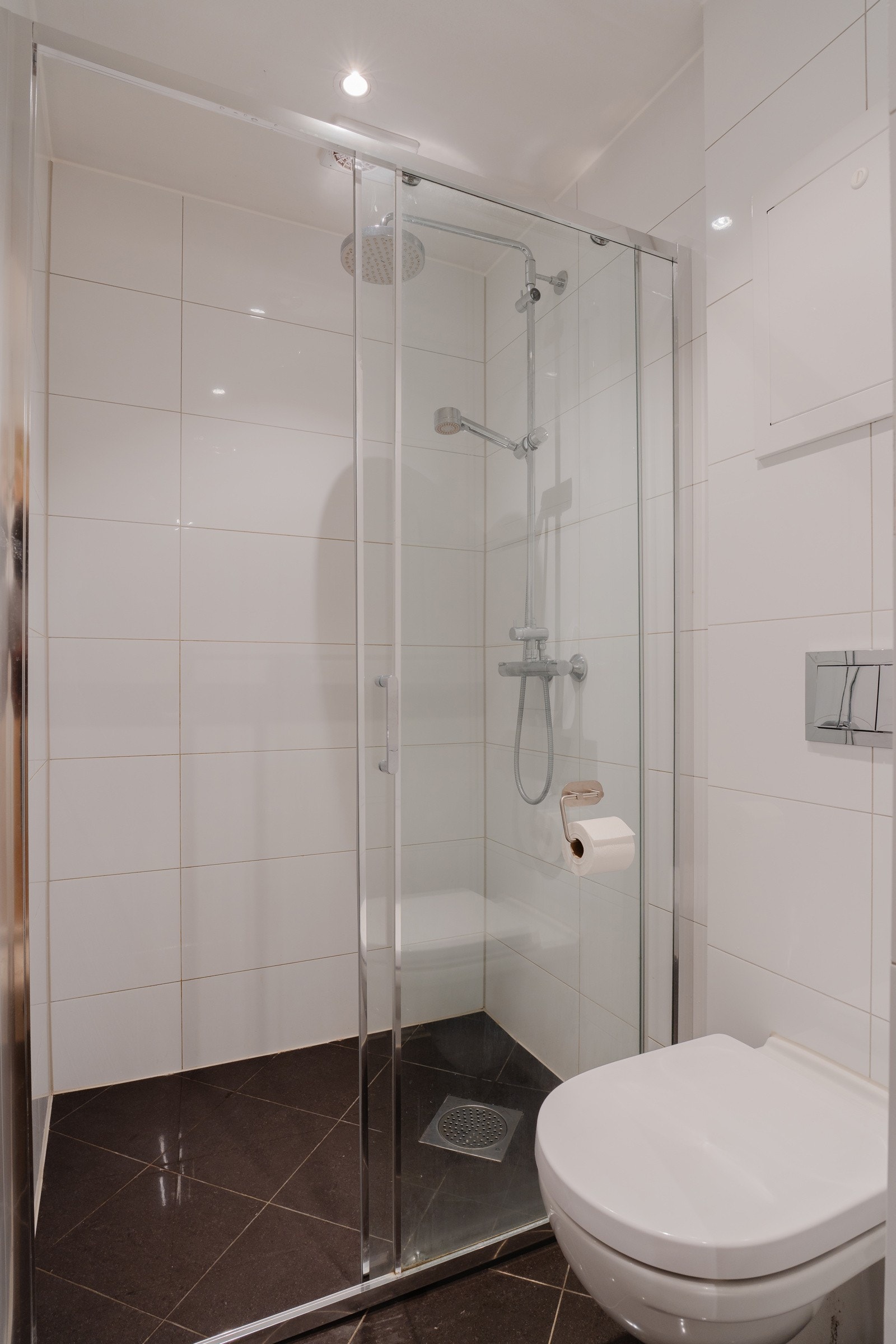 Baderommet er flislagt med varmekabler og har mekanisk avtrekk. Galleribilde