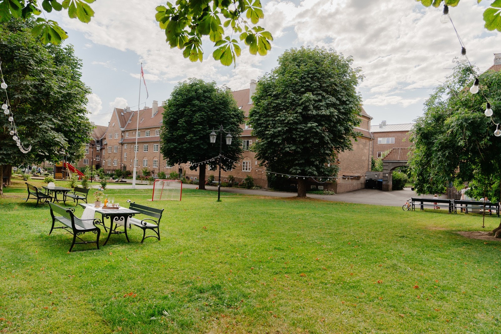 Selgers egne ord: "Vi håper noen andre får glede av denne fantastiske leiligheten, og ikke minst naboene og området som følger med." Galleribilde