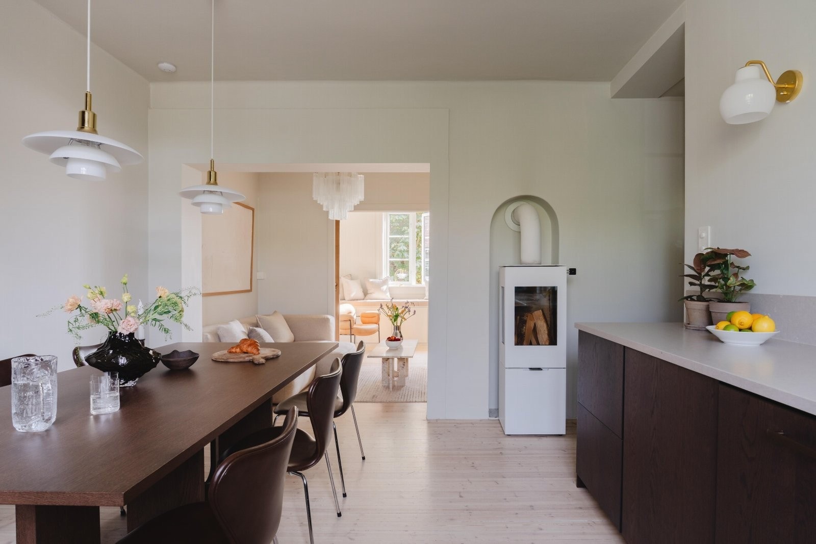 Det er god plass til spisebord i tilknytning til kjøkkenet. Fra kjøkkenet har du nydelig lys og utsyn fra to sider. Galleribilde