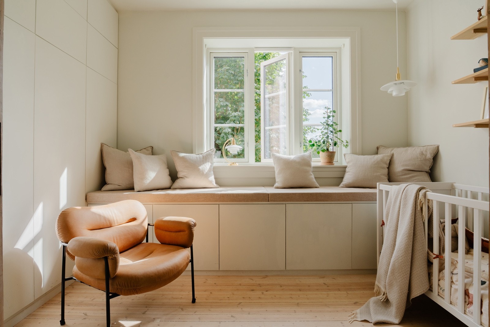 Boligen byr på to romslige soverom med plassbygde oppbevaringsløsninger for å sikre nok oppbevaring, samt frigjøre gulvplass. Galleribilde