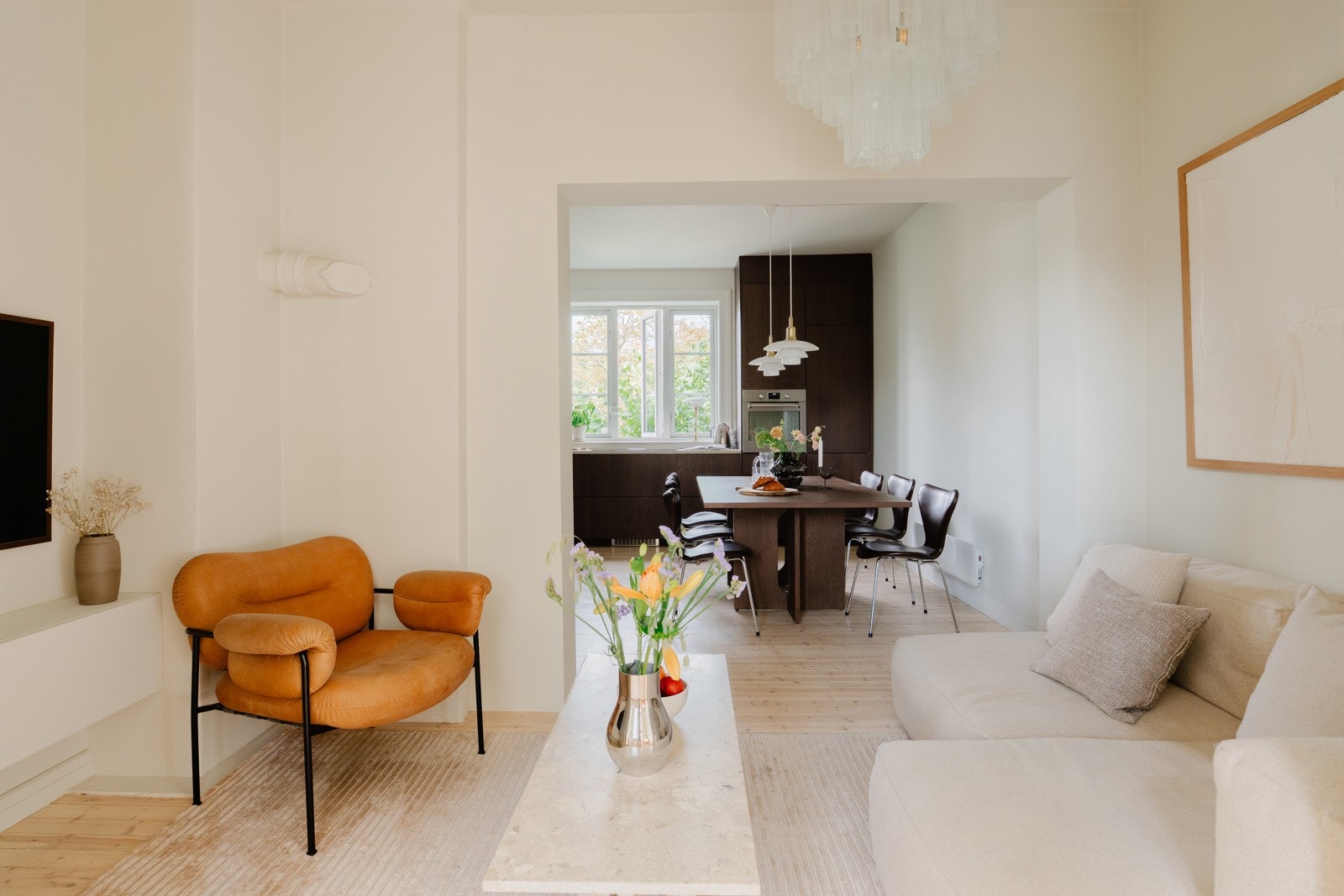 Selgers ord: "Overflater av tre gir varme, mens den gode himlingshøyden og de mange vinduene lar lyset strømme gjennom rommene." Galleribilde