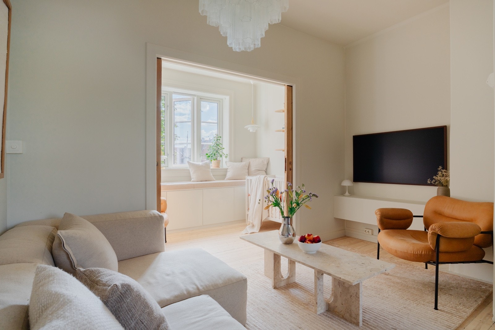 Stuen er blant annet oppgradert med plassbygget TV-benk og nydelig rosett. God plass til sofa med tilhørende møblement. Galleribilde