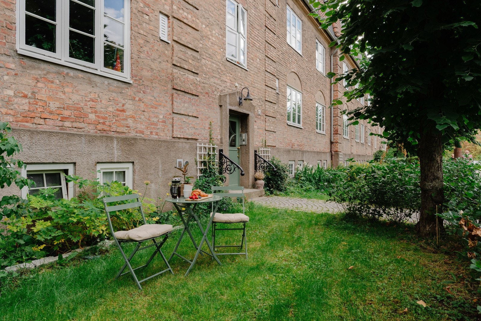 Selgers egne ord: "Leiligheten ligger i et rolig og frodig område som gir en landlig følelse, samtidig som kollektivtilbudet er fantastisk." Galleribilde