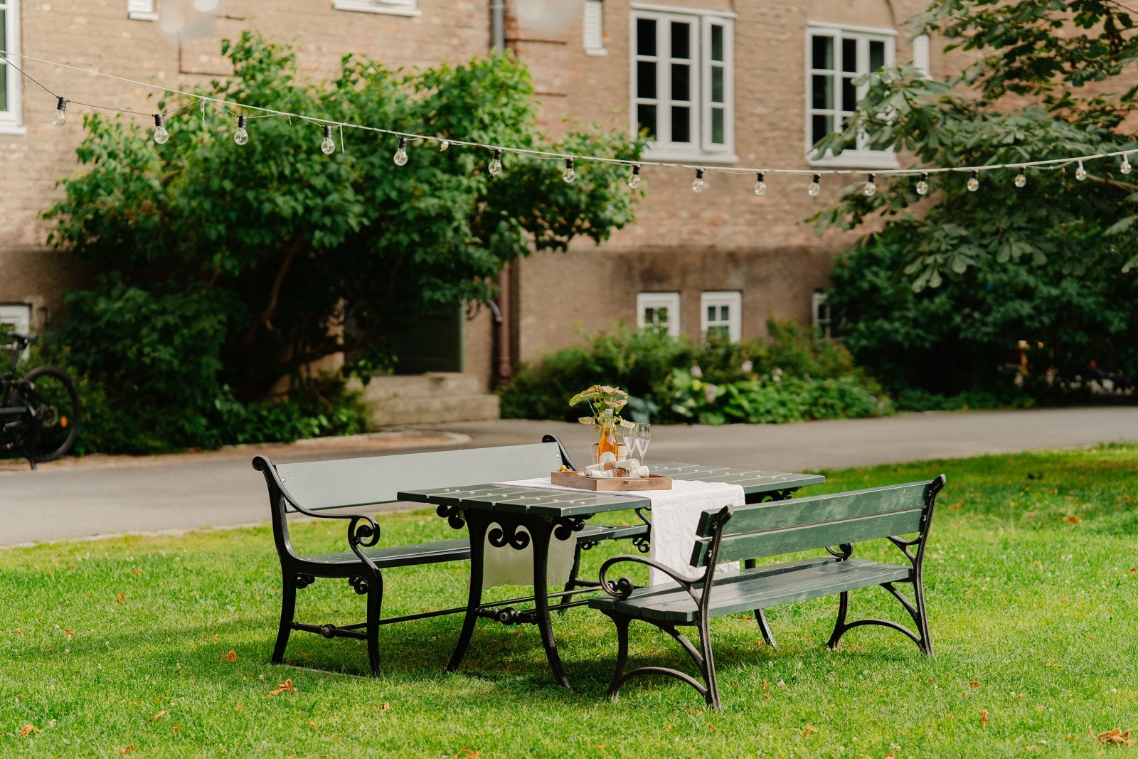 Selgers ord: "Naboskapet er kanskje det vi kommer til å savne mest, her er det alltid liv - barn som løper, naboer som hilser, og en fellesskapsfølelse som er sjelden." Galleribilde