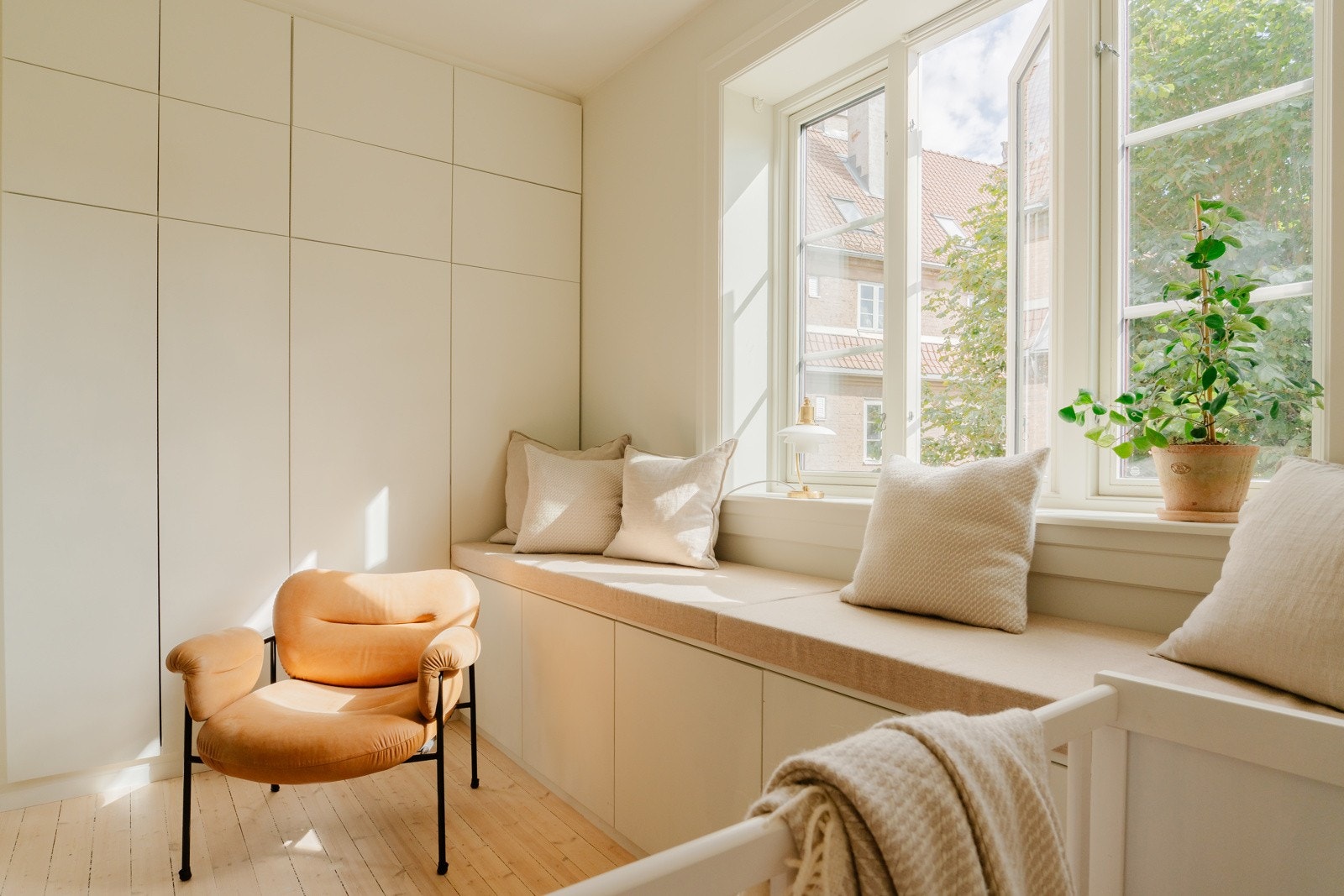 Rommet vender mot grønne og rolige omgivelser i bakgården. Galleribilde