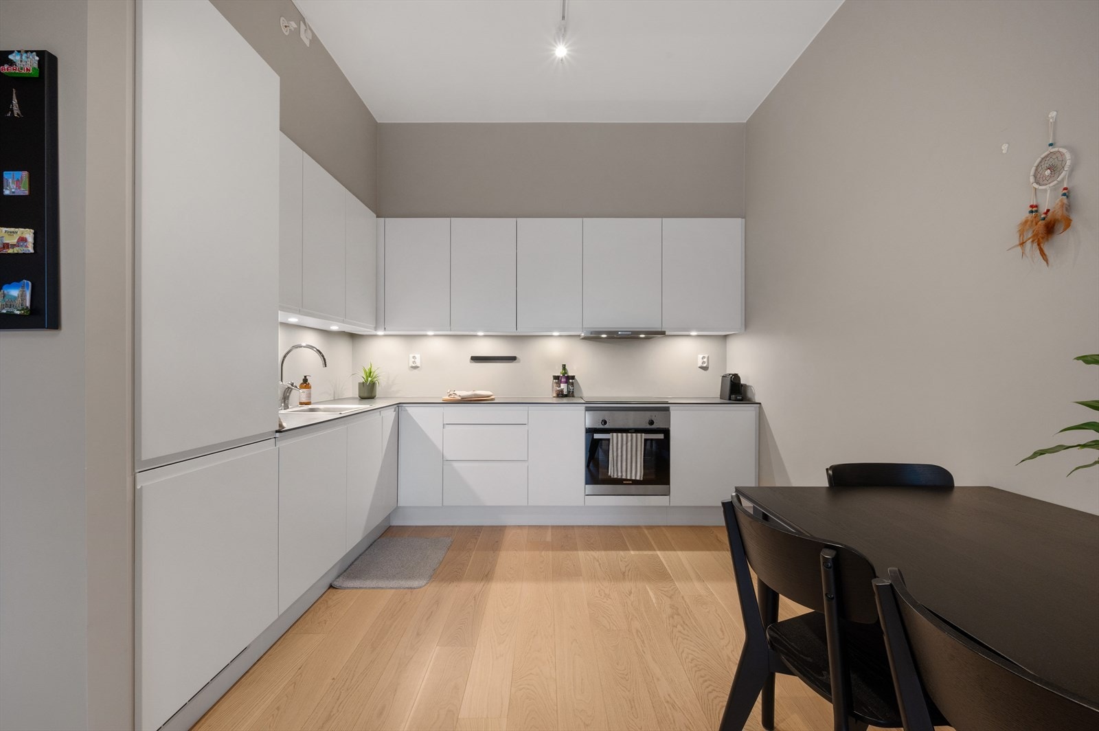 Stue/kjøkken har en takhøyde på hele 3 meter. Galleribilde