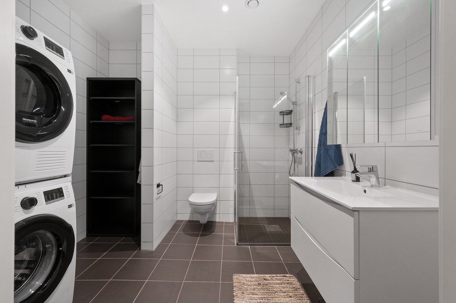 Pent og moderne helfliset bad. Galleribilde