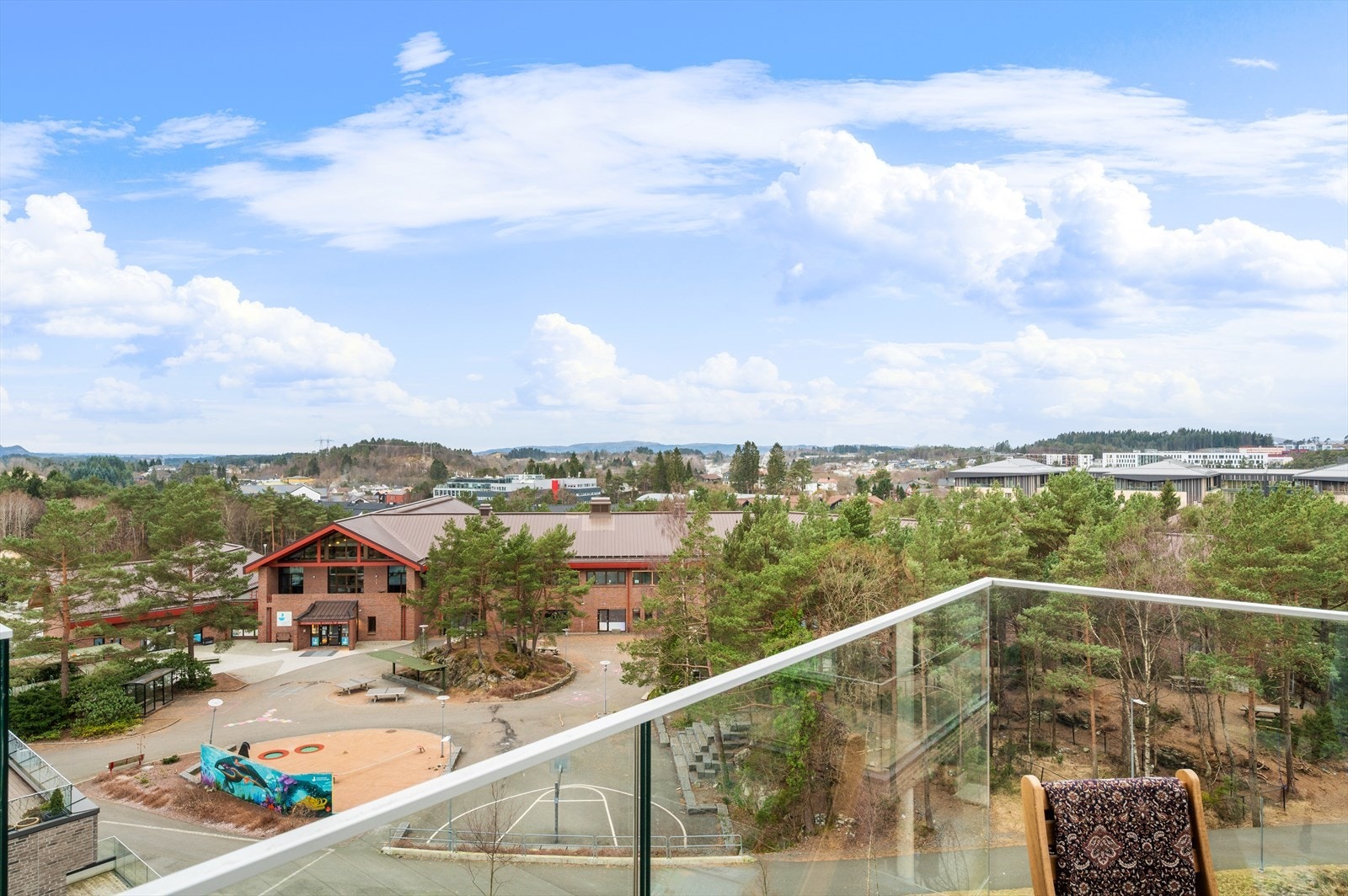 Med høytliggende beliggenhet får du flott og fri utsikt. Galleribilde