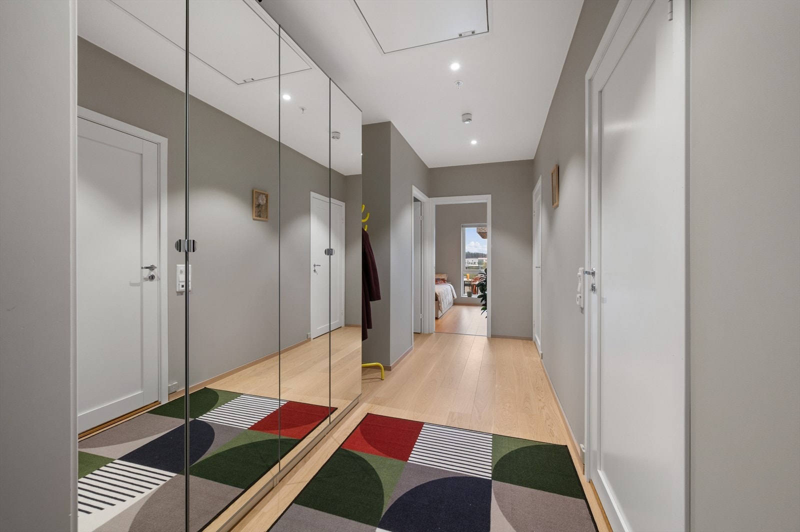 Velkommen inn - Lys og romslig entré, innredet med stort garderobeskap med god plass til oppbevaring av yttertøy. Galleribilde