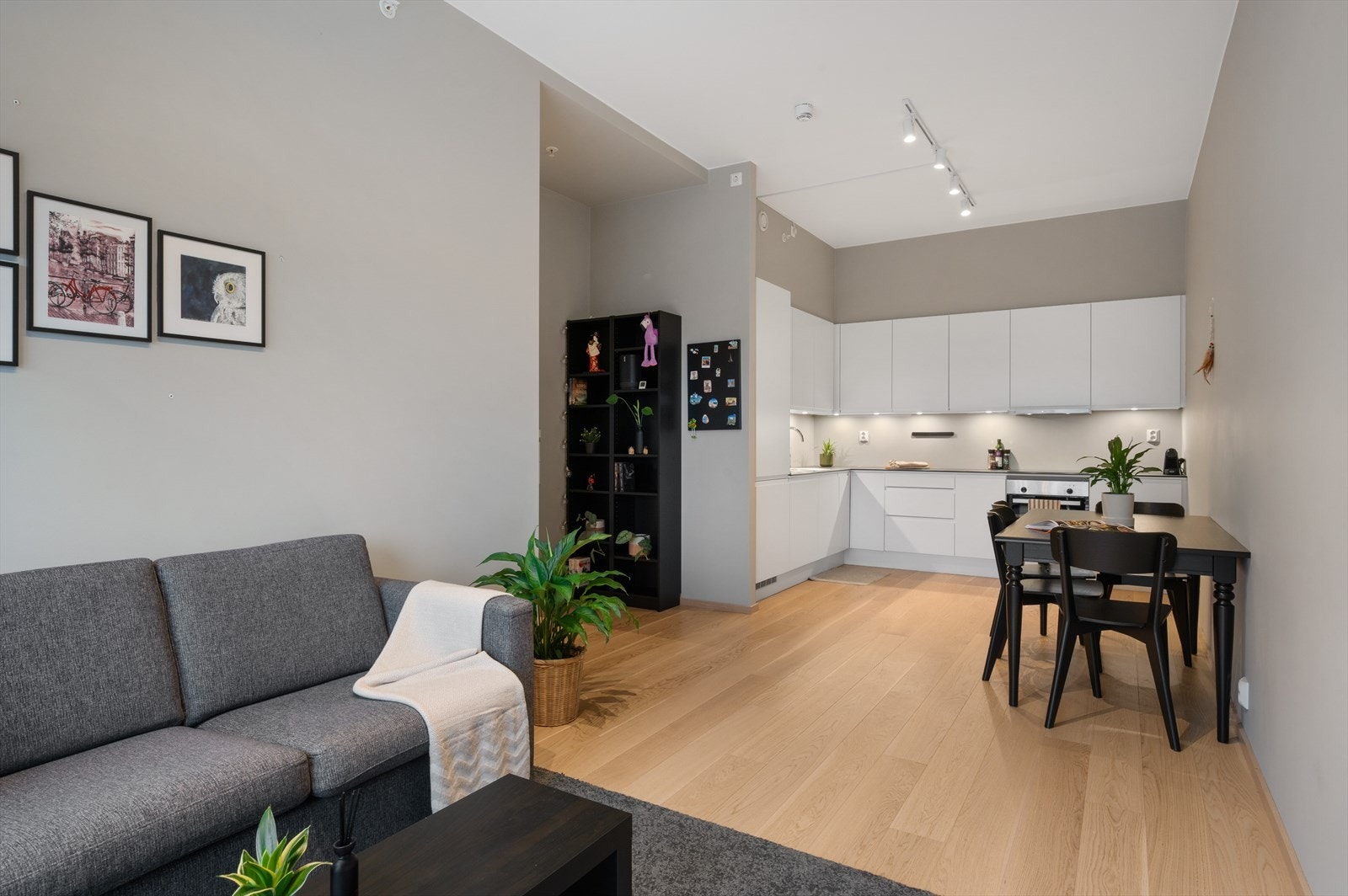 Leiligheten har gode kvaliteter med parkettgulv, balansert ventilasjon og vannbåren gulvvarme i stue/kjøkken. Galleribilde