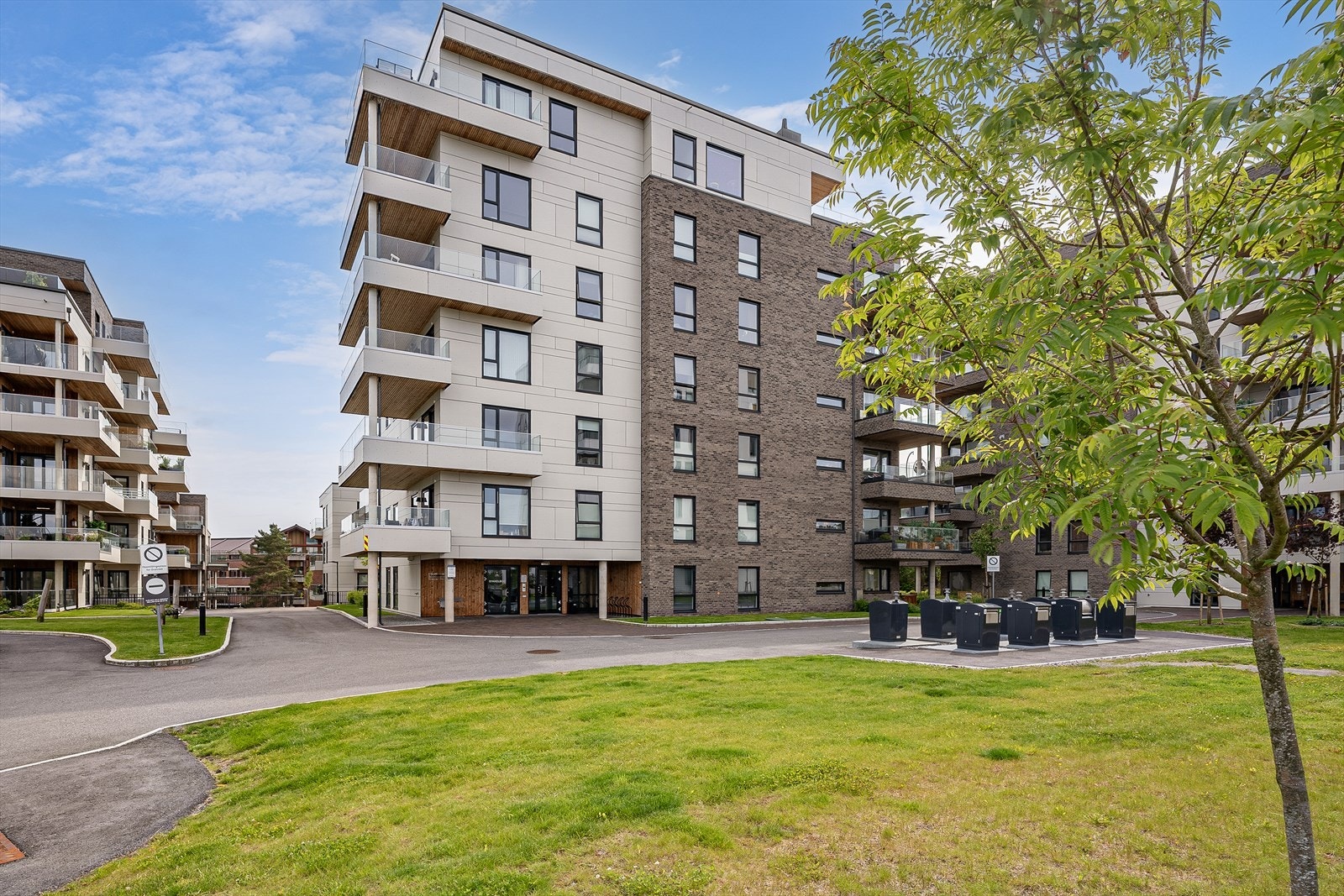 Leiligheten har en sentral og attraktiv beliggenhet i et moderne og nyetablert boligområde på Sandsli. Galleribilde