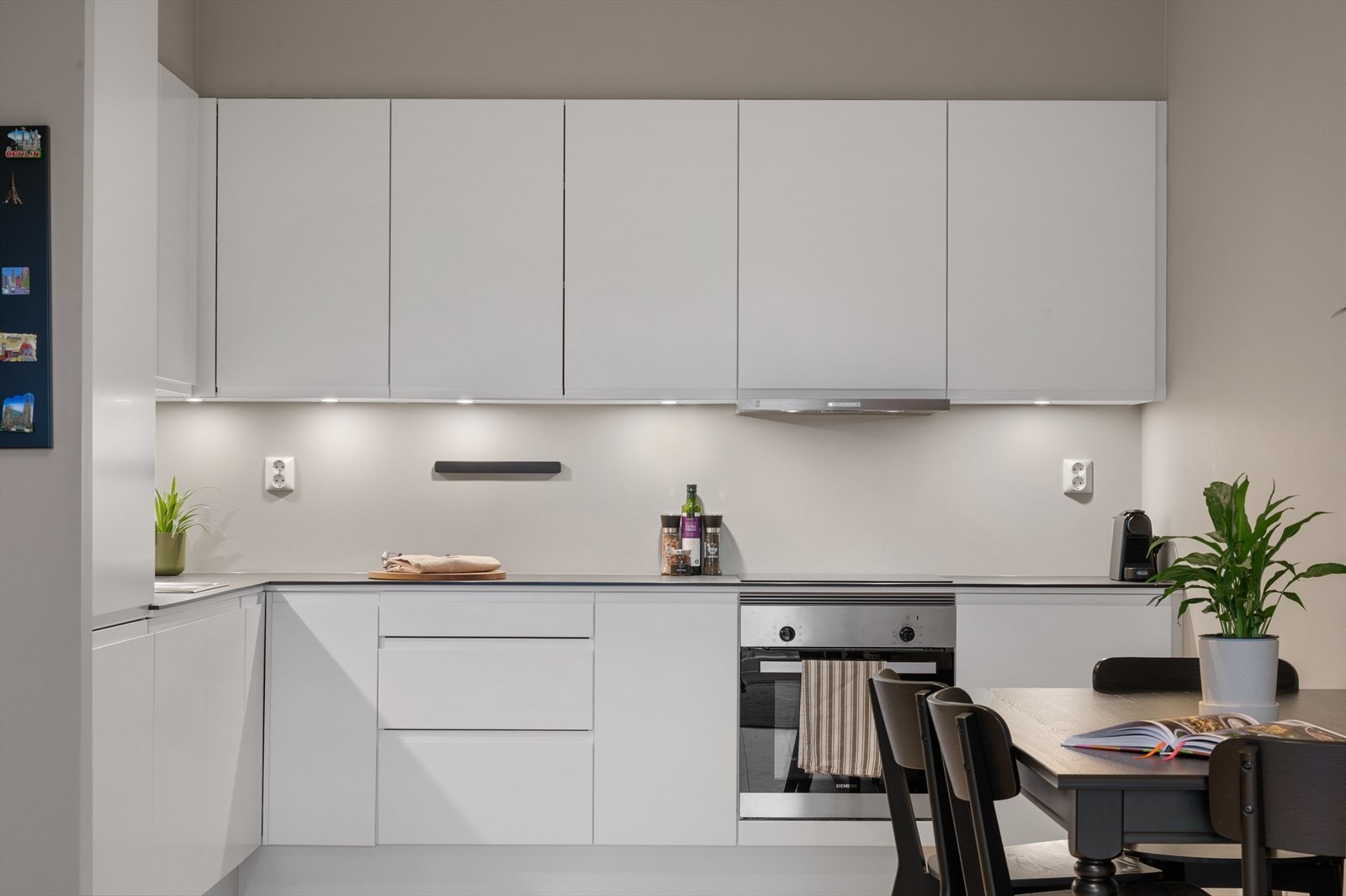 Lekkert kjøkken fra Sigdal med glatte fronter og og benkeplate av kompaktlaminat. Galleribilde