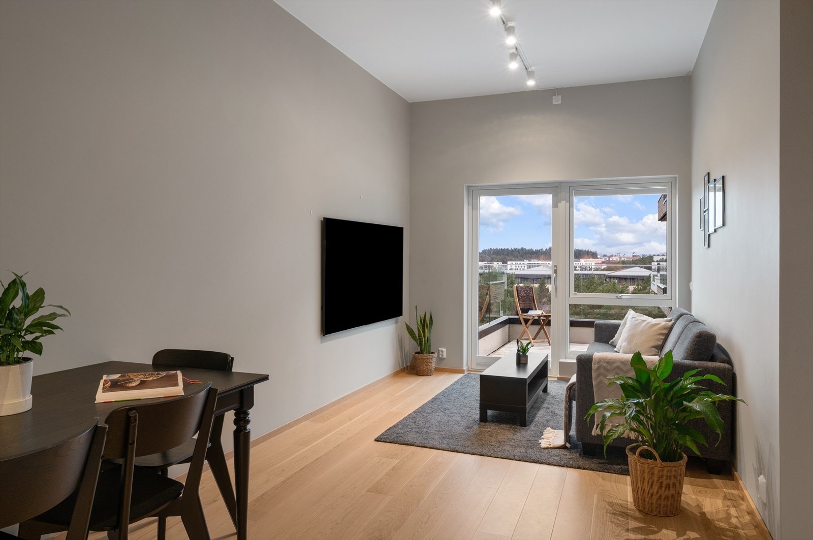 Leiligheten ligger i byggets 6. etasje og har en gjennomtenkt og funksjonell planløsning som passer godt for både par, små familier og enslige. Galleribilde