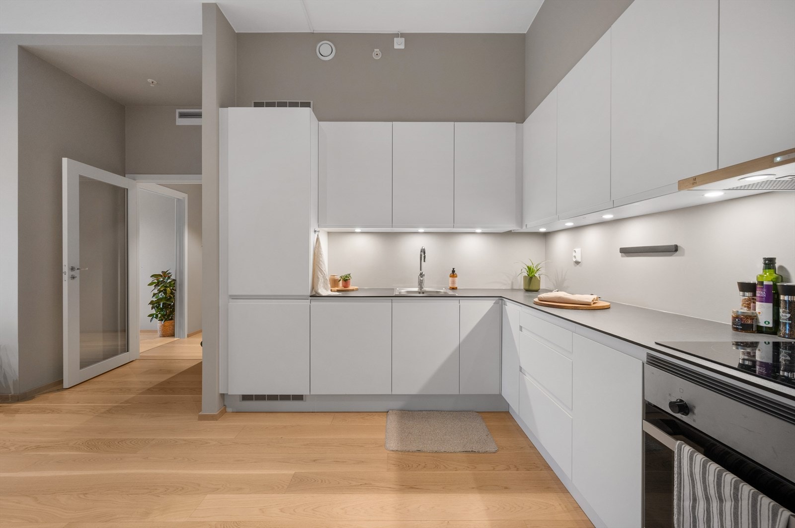 Hvitevarene er fra Siemens og kjøkkenet er utstyrt med lekasjestopper og komfyrvakt. Galleribilde