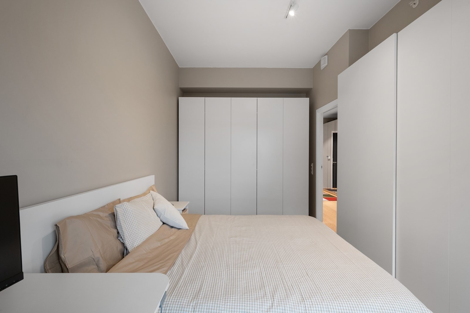 Soverommet er innredet med to store garderobeskap. Galleribilde