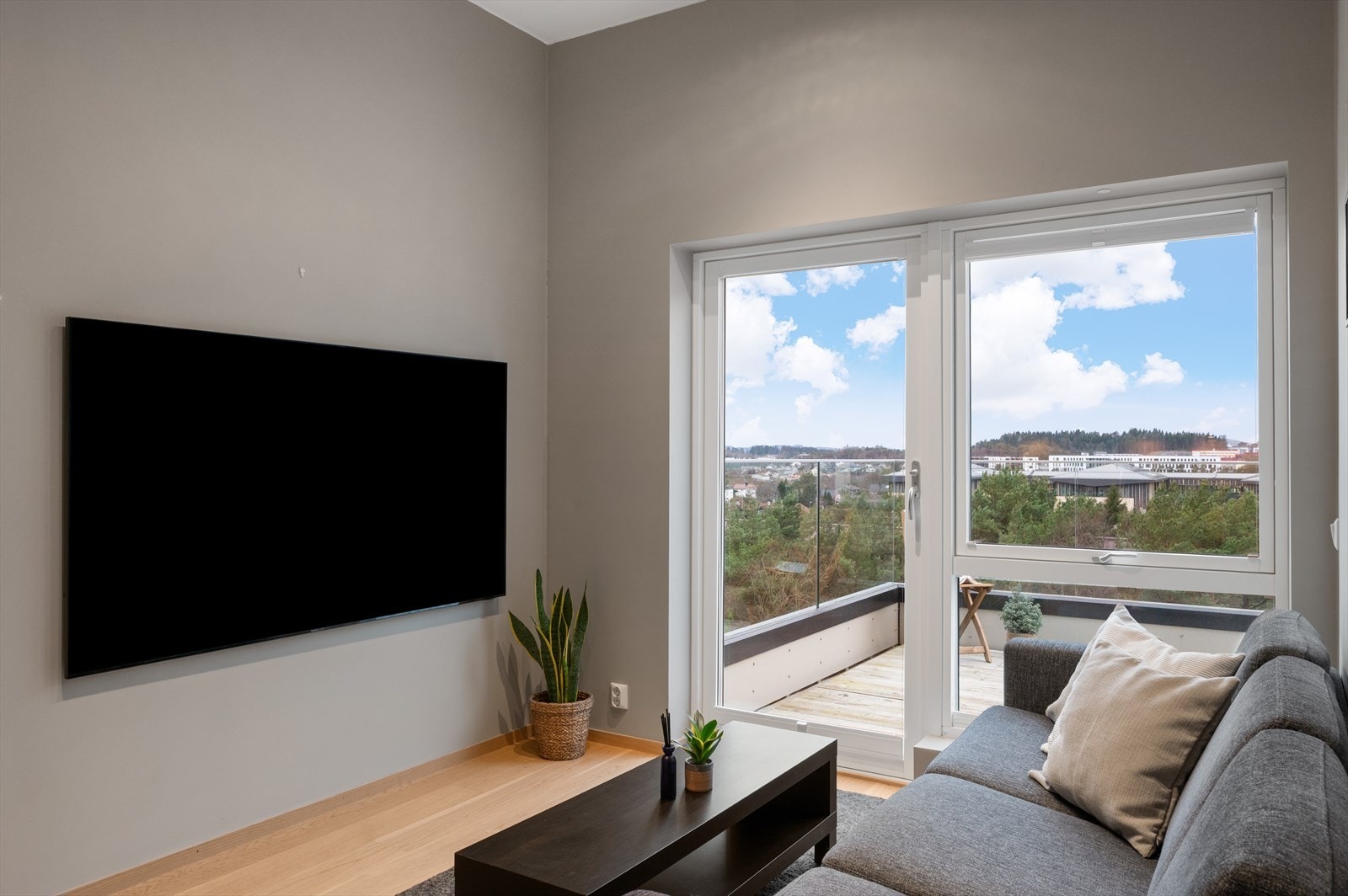 Store vindusflater som sørger for rikelig med naturlig lysinnslipp. Galleribilde