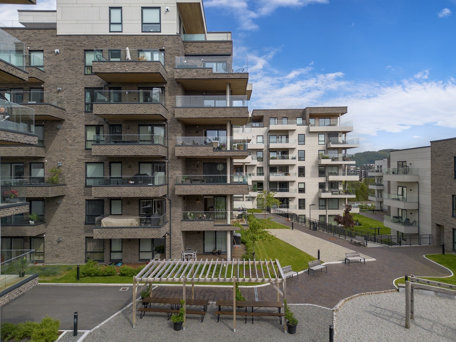 Området har gang- og sykkelavstand til store arbeidsplasser på Sandsli og Kokstad, blant annet Equinor, Aker, Telenor, Odfjell, OneSubsea og Bergen lufthavn. Galleribilde