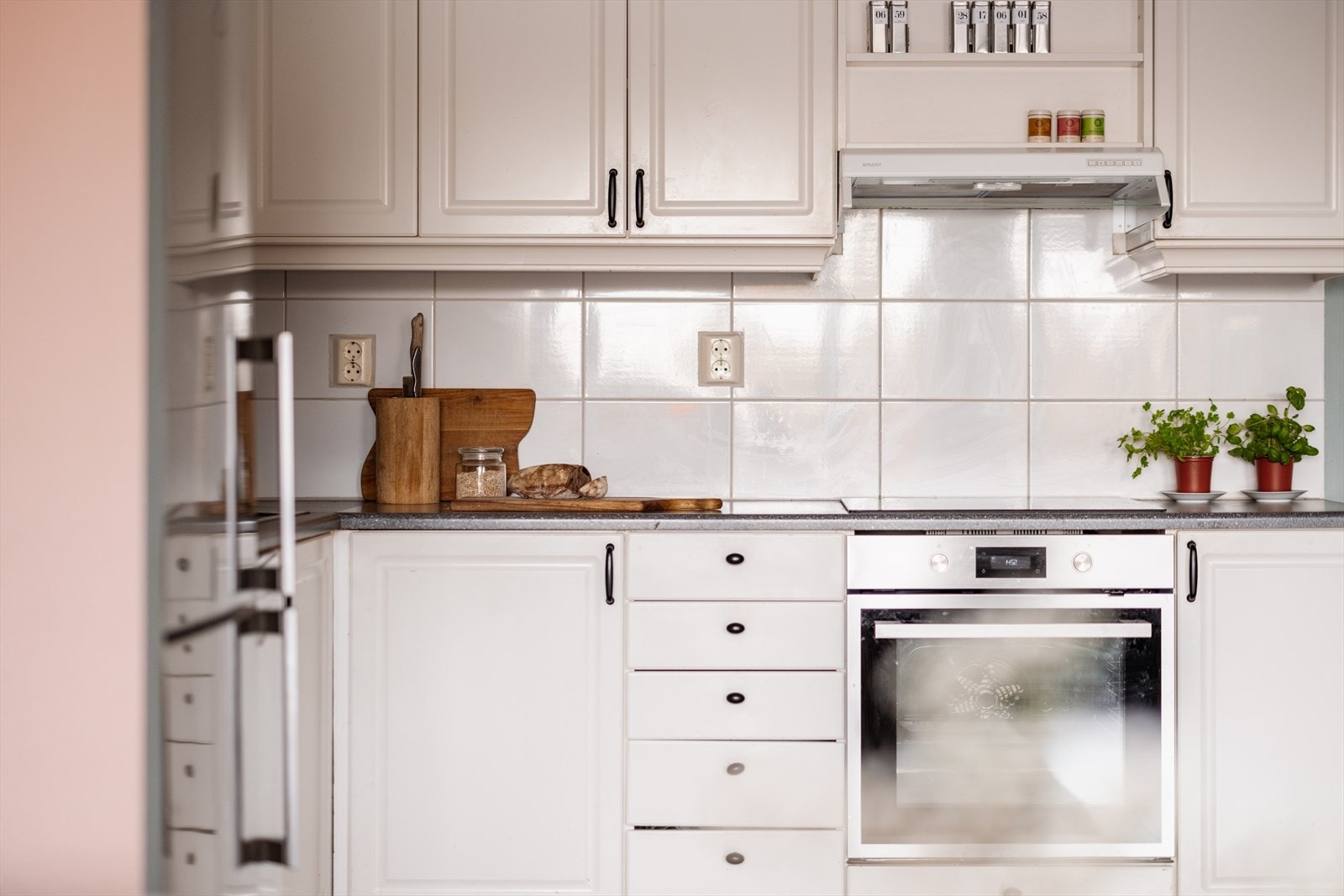 Benkeplaten er i laminat, med nedfelt oppvaskkum i rustfritt stål og ettgreps svingbart blandingsbatteri i krom. Galleribilde