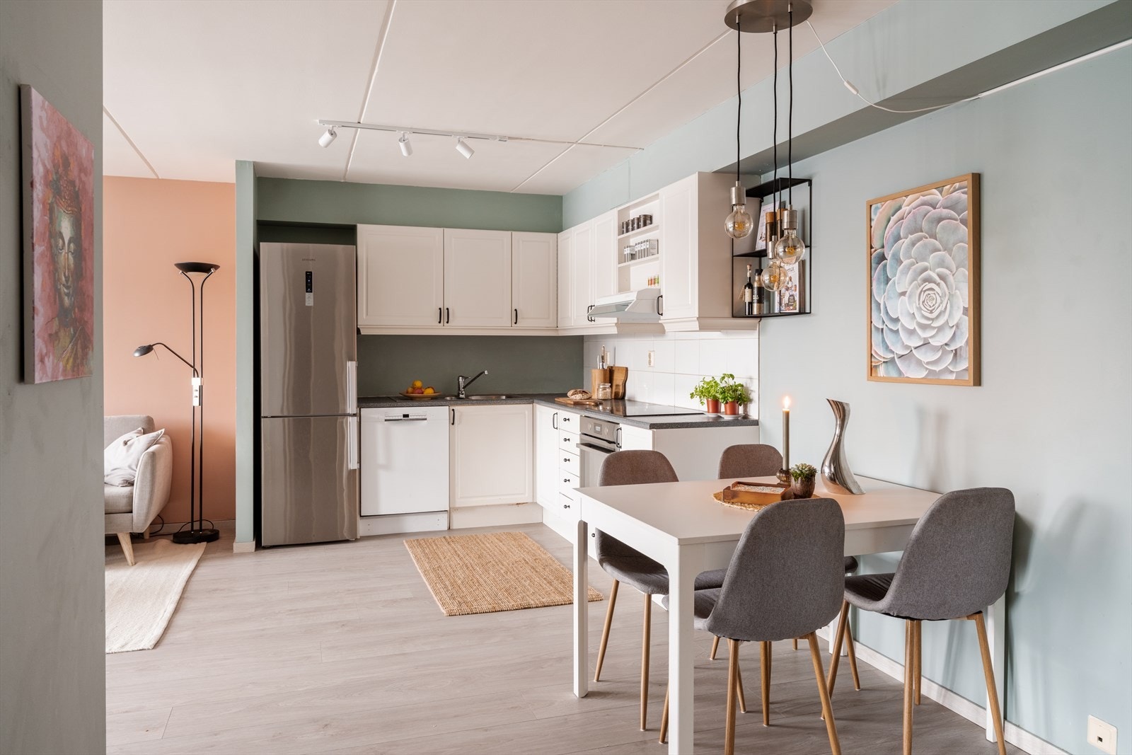 Det er også installert komfyrvakt og aquastopp som stanser vanntilførselen ved eventuell lekkasje. Galleribilde