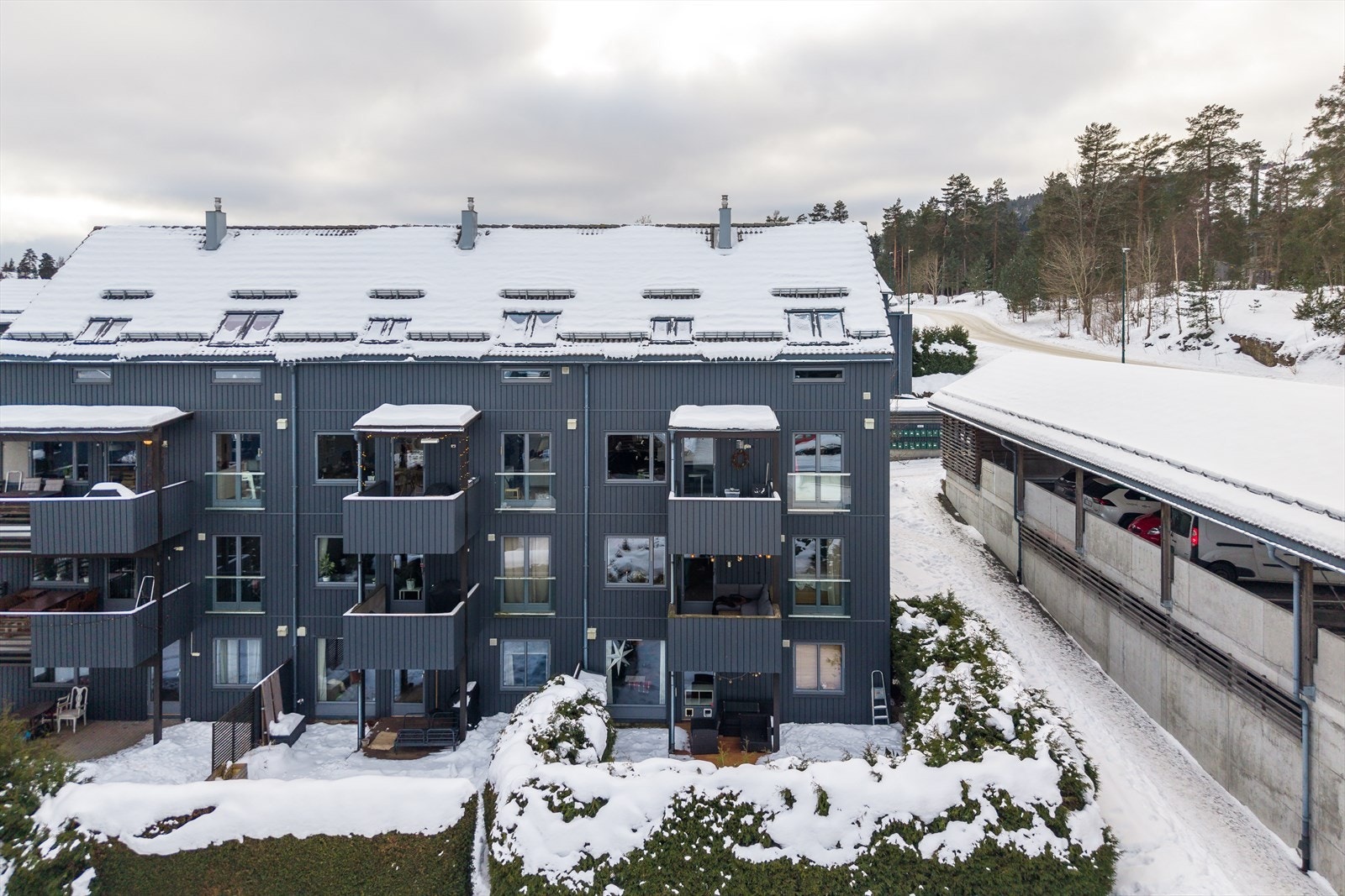 Området har også et godt tilbud av barnehager og skoler, med Blakstad skole og Risenga ungdomsskole i nærområdet, samt Espira Gullhella barnehage og Barnas Hus Gullhella i kort gangavstand. Galleribilde