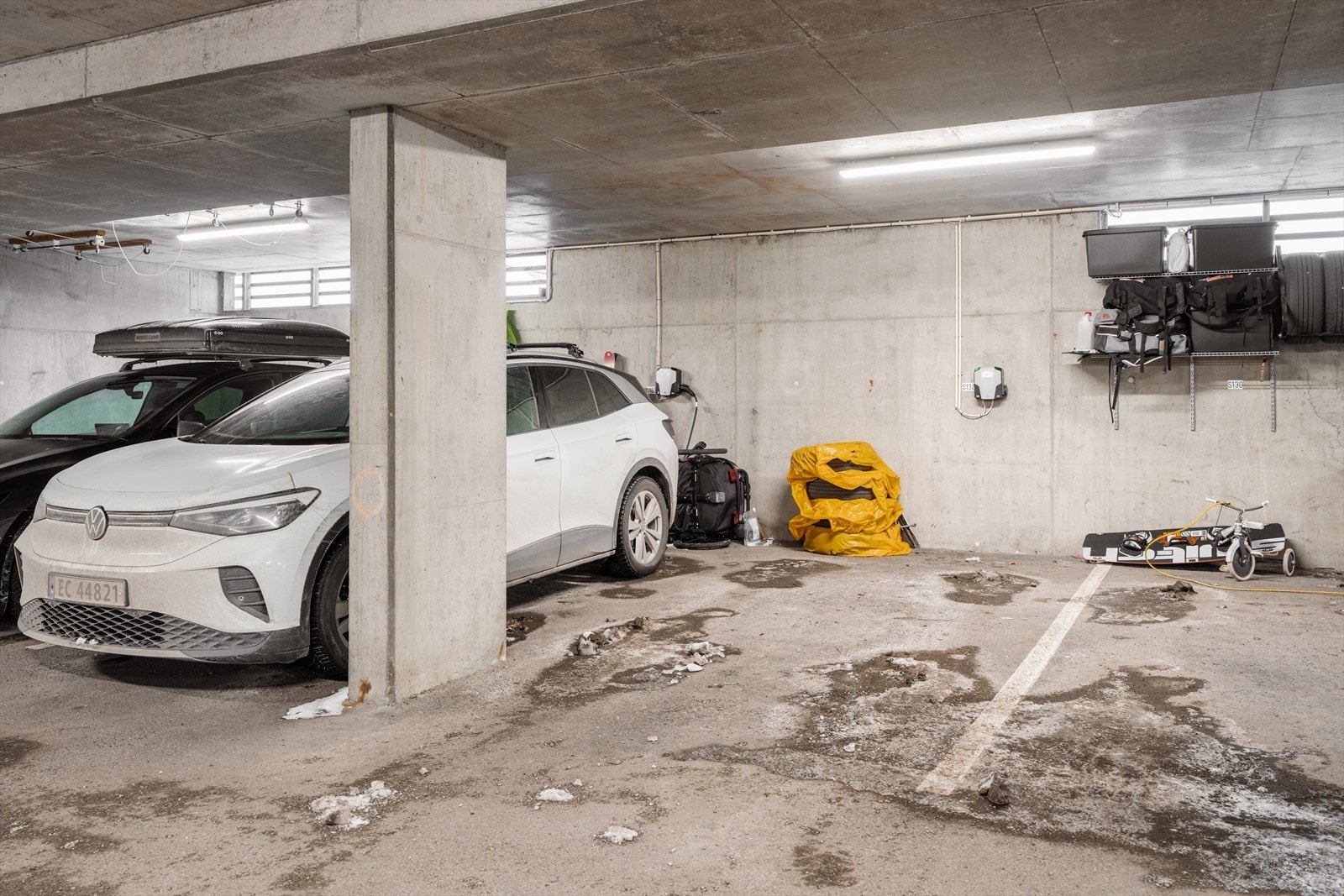 Boligen disponerer en fast garasjeplass merket nr. 132 i lukket felles garasjeanlegg, tilrettelagt med elbillader.
Sameiet tilbyr gode gjesteparkeringsmuligheter, og det er i tillegg sykkelparkering i lukket felles rom. Galleribilde