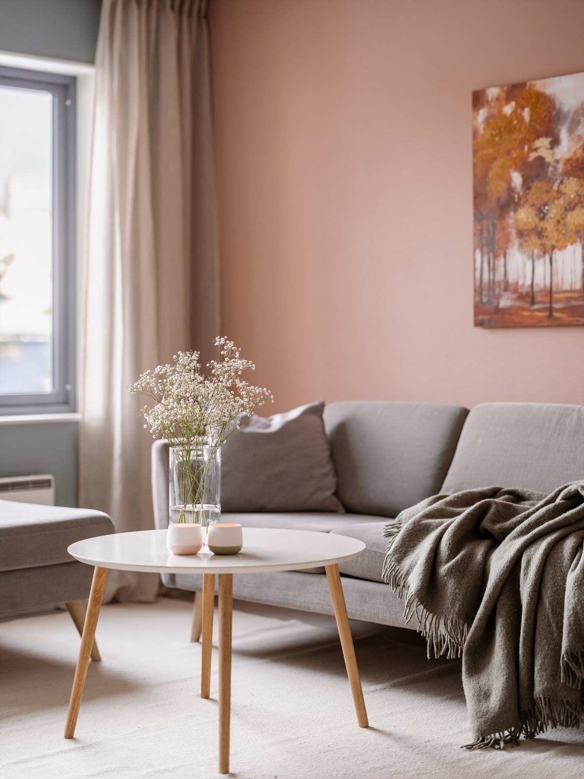 I 2021 ble det lagt nytt gulv i hele boligen, og samtlige vegger ble malt i tidsriktige fargetoner, noe som gir et helhetlig og moderne uttrykk. Galleribilde