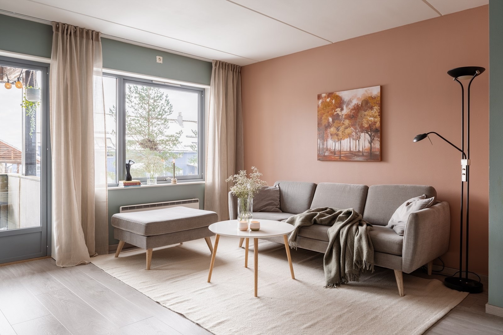 Store vindusflater gir rikelig med naturlig lys og bidrar til en luftig romfølelse. Galleribilde