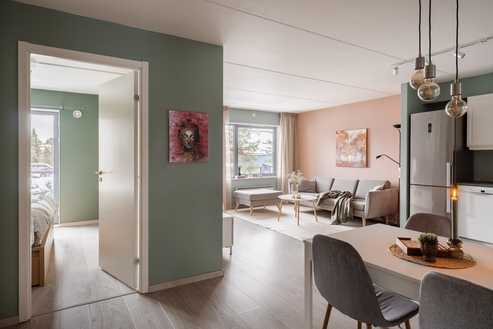 Stue og kjøkken ligger i åpen og sosial løsning, med gode møbleringsmuligheter for både sofagruppe og spiseplass. Galleribilde