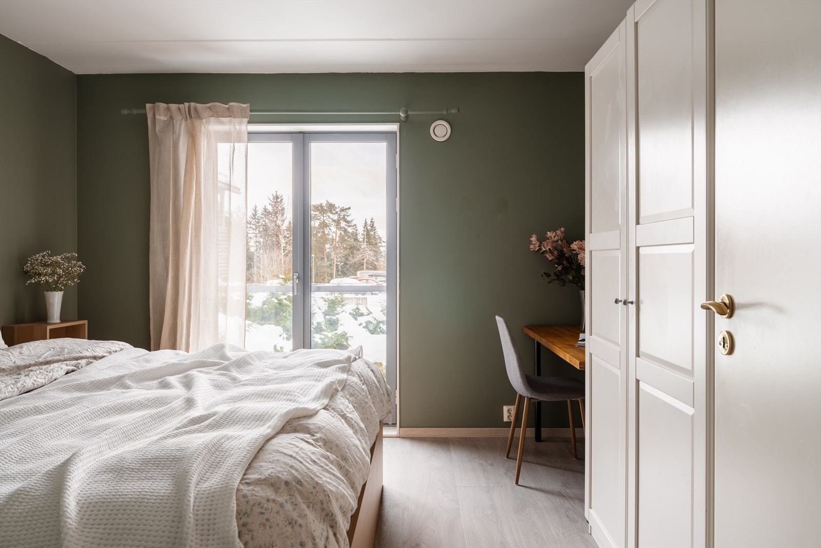 Hovedsoverommet har plass til dobbeltseng, nattbord og god lagringsplass i garderobeskap. Galleribilde