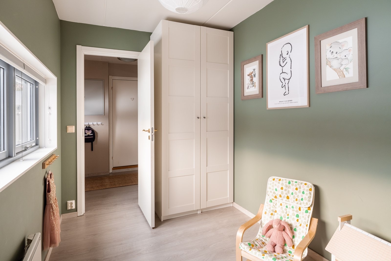 Begge soverommene har gjennomgående overflater som gir et helhetlig og pent uttrykk. Galleribilde