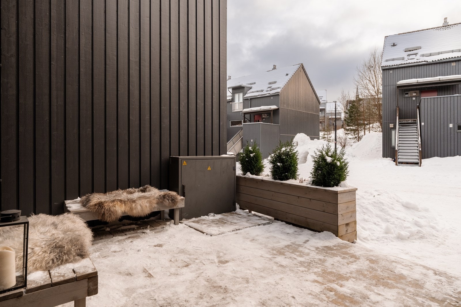 Leiligheten ligger skjermet til i sameiet, med lite innsyn og gode solforhold på begge sider av bygget. Galleribilde