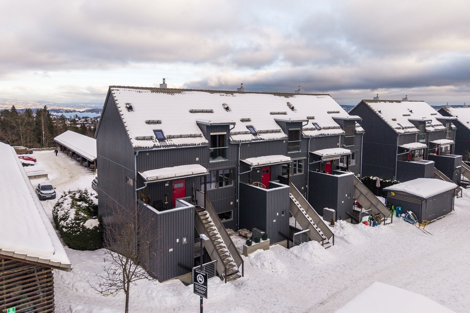 Offentlig kommunikasjon er lett tilgjengelig, med ca. 11 minutters gange til Gullhella togstasjon og rundt 8 minutters gange til bussholdeplass. Galleribilde