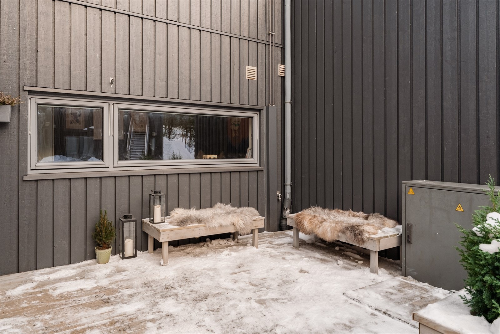 Lunt og sosialt uteområde med sittebenker. Galleribilde