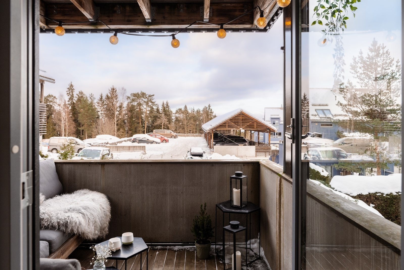 Balkongen har rekkverk med tette plater på innsiden og panel utvendig, samt installert dobbel stikkontakt, et fint sted for morgenkaffe eller rolige stunder utendørs. Galleribilde