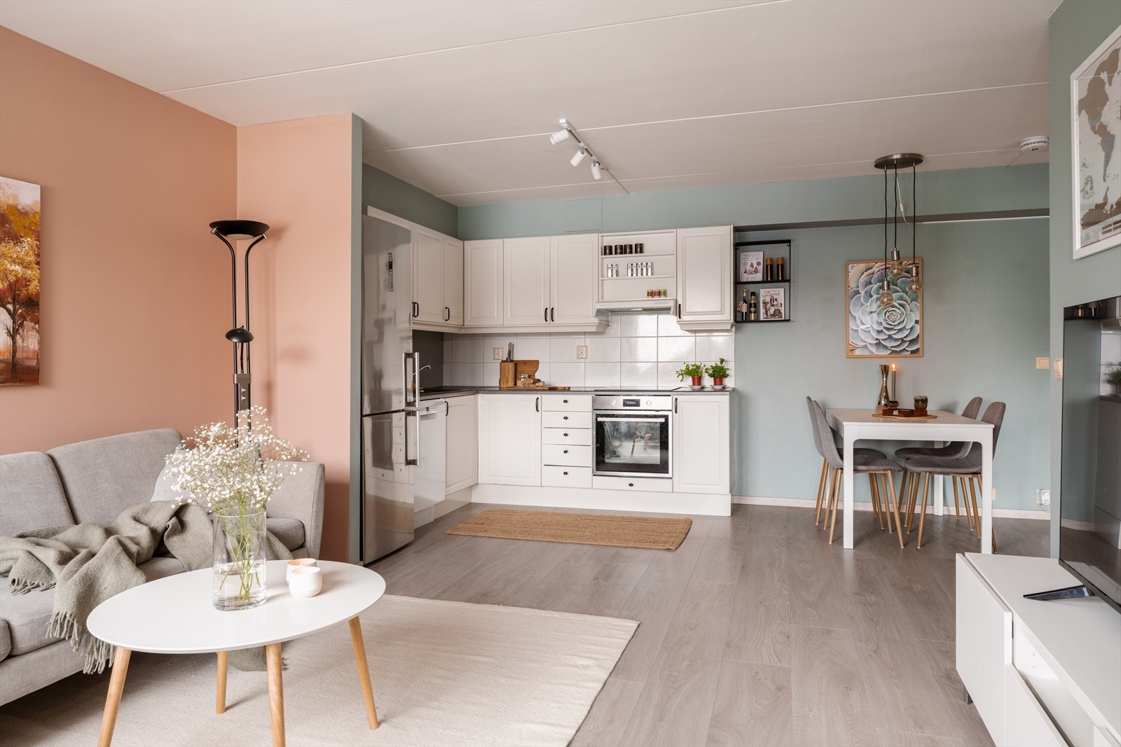 Kjøkkenet er utstyrt med integrerte hvitevarer, herunder induksjonsplatetopp og stekeovn. Galleribilde