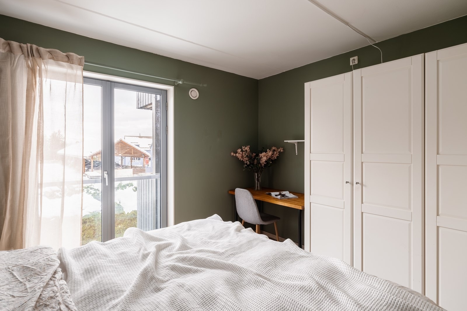 Lyst og romslig soverom med god plass til garderobeløsninger. Galleribilde