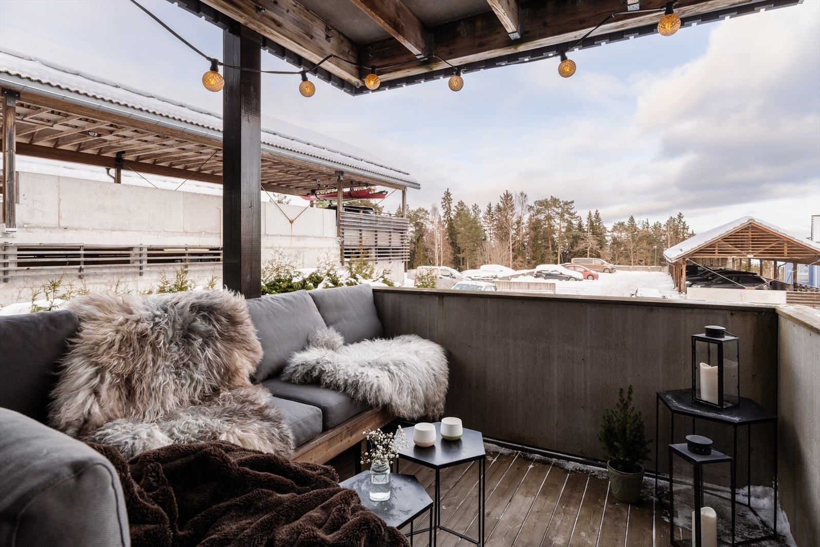 Fra stuen er det utgang til en nord-østvendt, overbygd balkong på ca. 6 kvm. Galleribilde