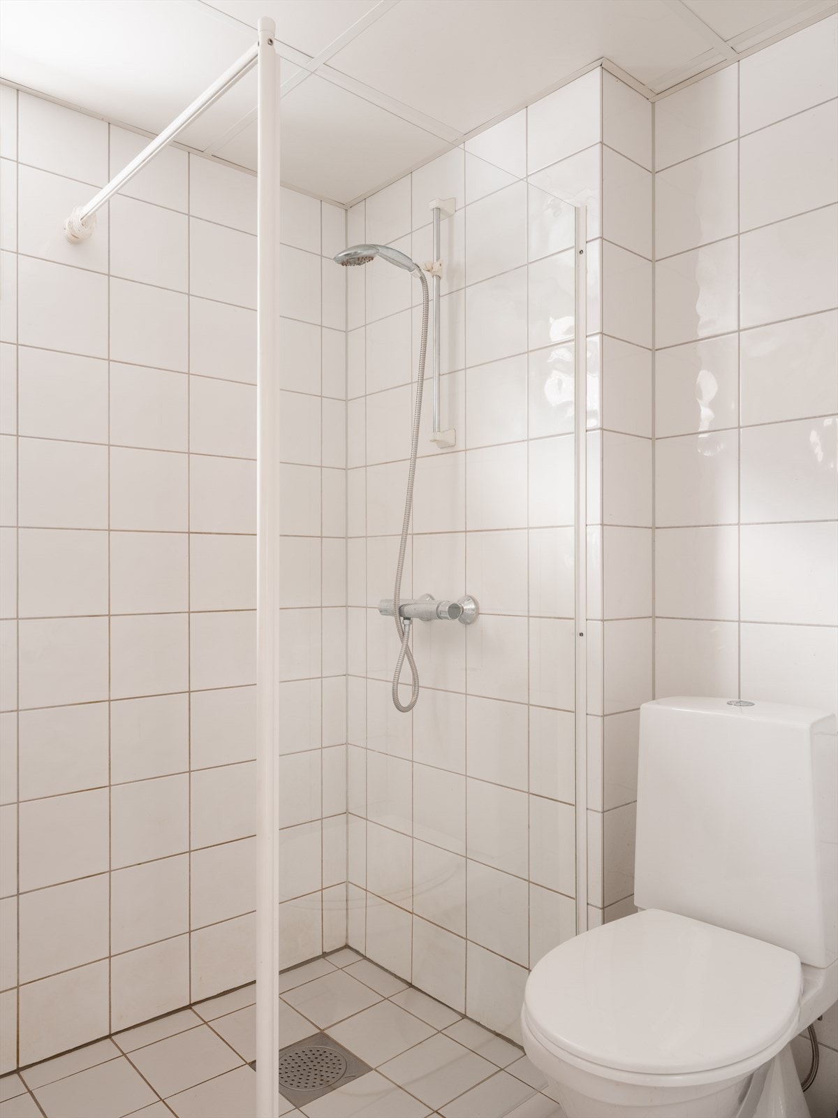 Rommet har varmekabler i gulv og takplater i himling. Galleribilde