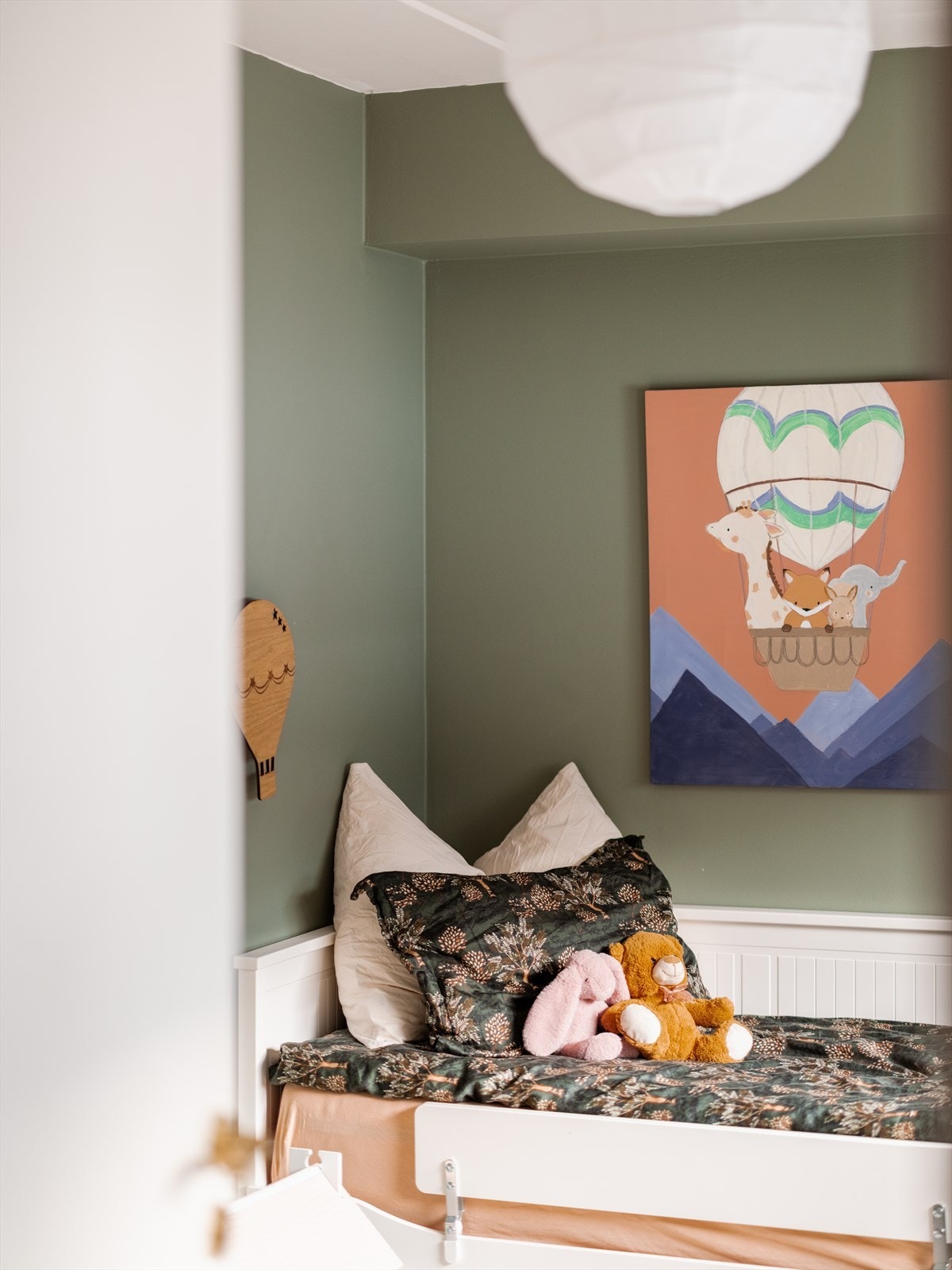 Rommet har en praktisk utforming med plass til seng, skap og leke- eller arbeidsplass, og er utstyrt med plisségardin montert i 2021. Galleribilde