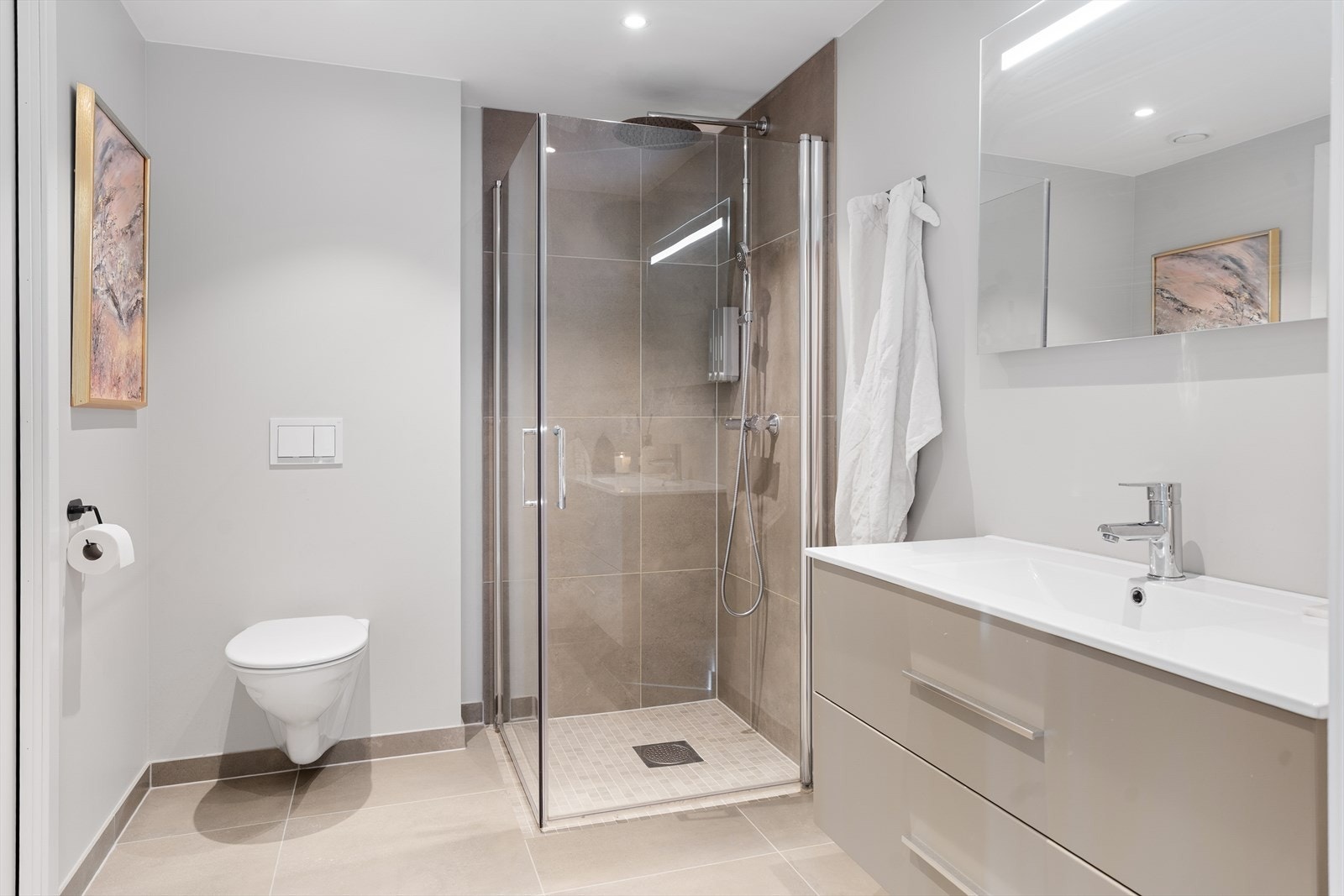 Leiligheten har et delikat bad med malte plater på vegger og i himling - i dusjen er det fliser på veggene og på gulvet samt mosaikk på gulvet Galleribilde