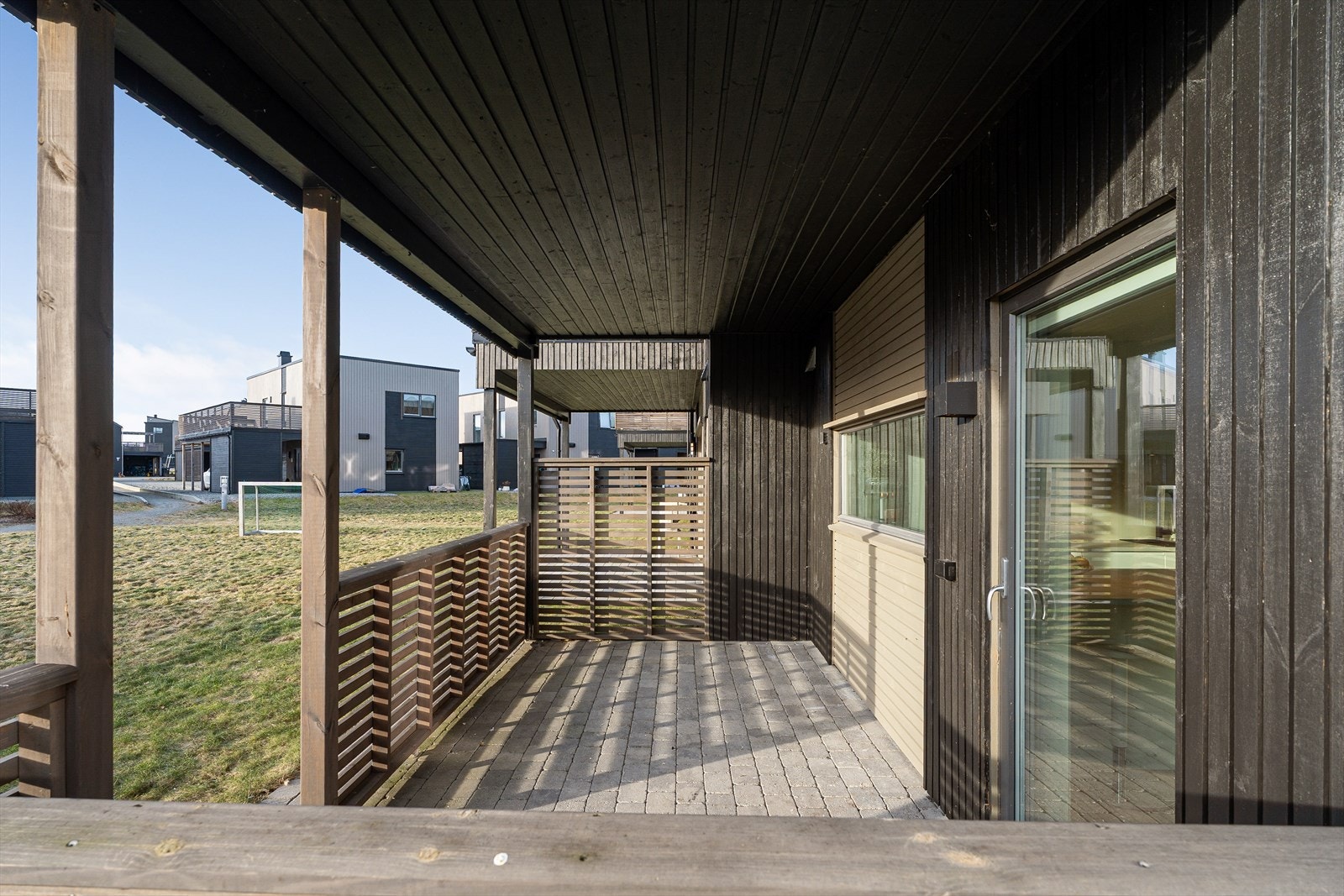 Terrassen har god plass til ønsket utemøblement Galleribilde