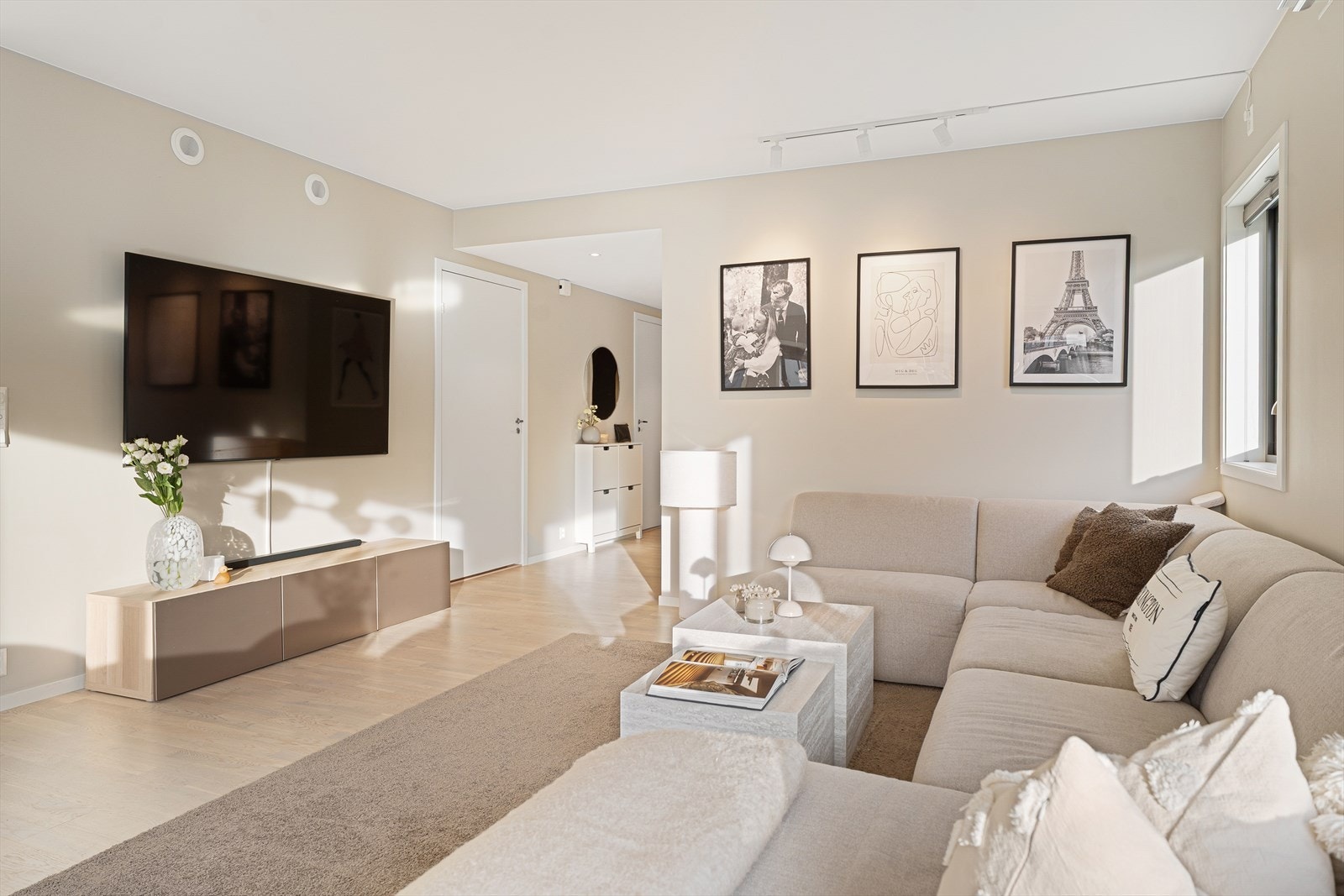 Vegger og tak består av slette, malte overflater med listefrie overganger mellom vegger og tak Galleribilde