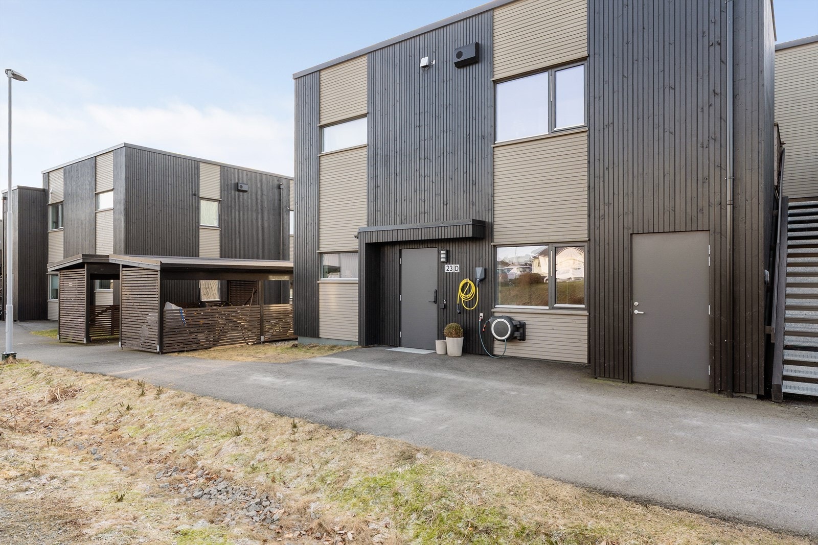 Selger opplyser at leiligheten disponerer to parkeringsplasser på felles parkeringsområde - i tillegg har selger også praktisert parkering for en bil rett utenfor inngangsdøren hvor det også er montert Easee elbillader Galleribilde