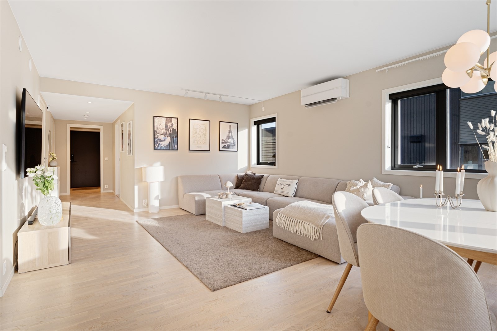 Det er lagt parkett på gulvene som er gjennomgående i hele leiligheten Galleribilde