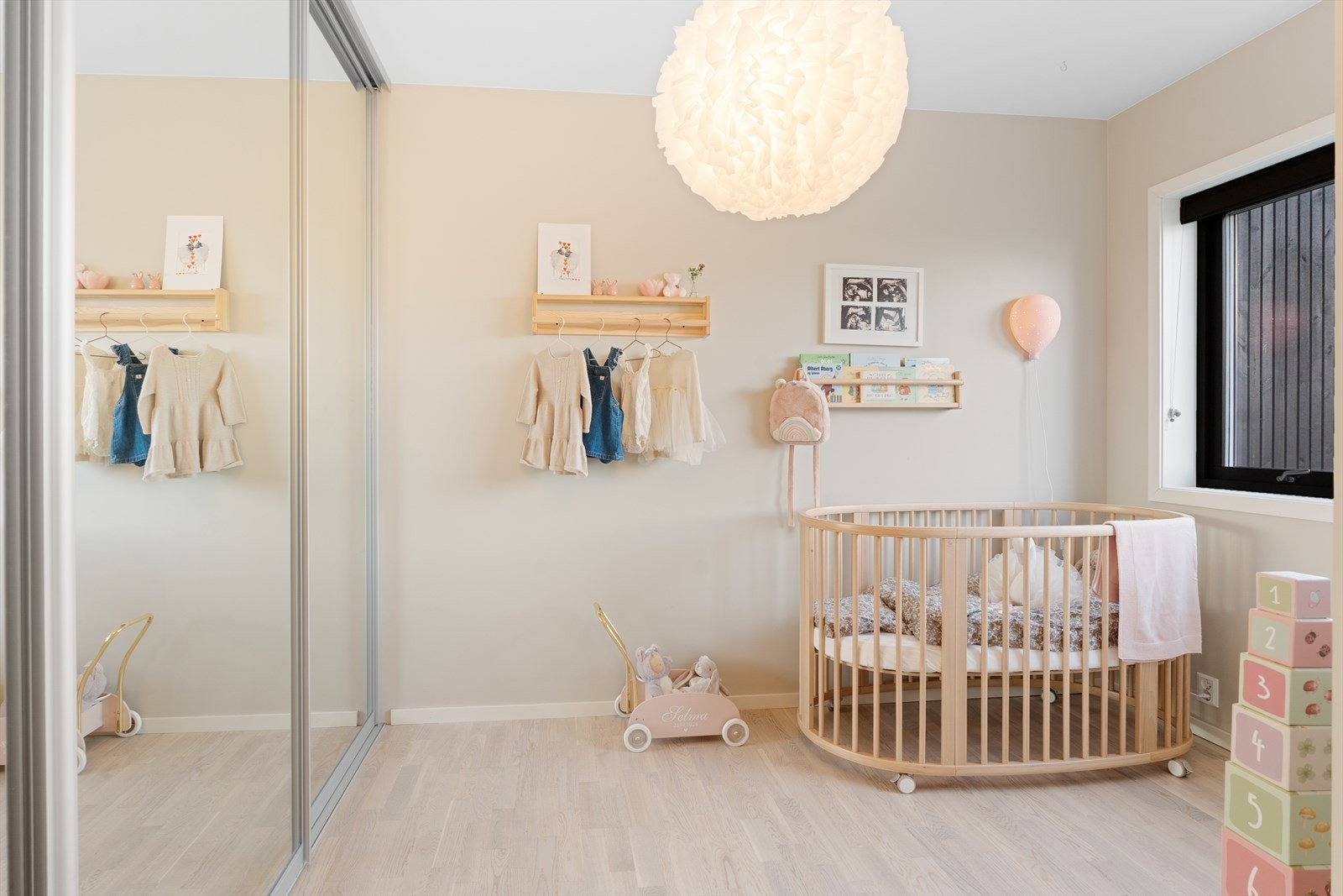 Soverom nr. 2 passer ypperlig som barnerom, gjesterom eller hjemmekontor - alt etter ønske og behov! Galleribilde